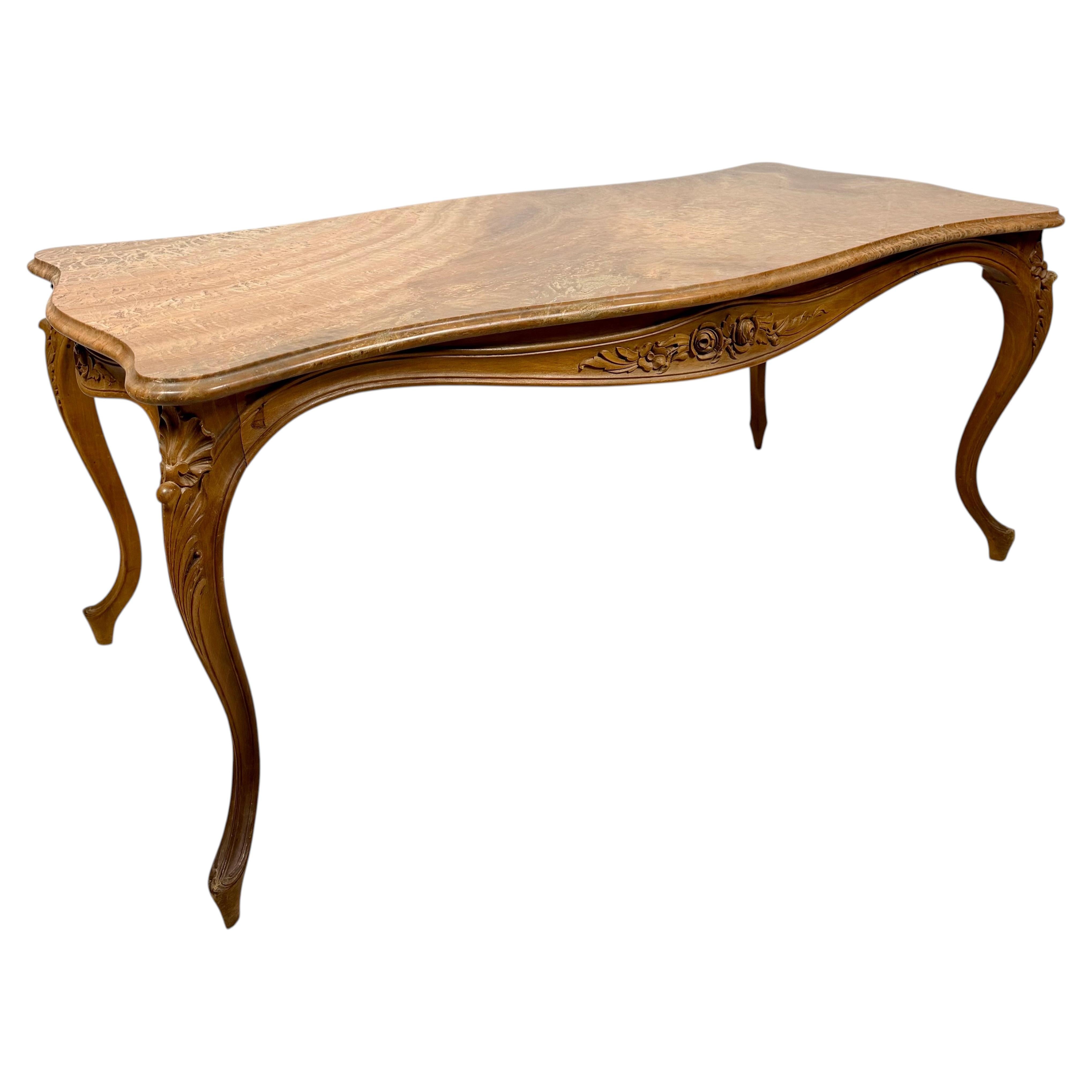 Table basse de style Louis XV française avec plateau en marbre, milieu du XXe siècle