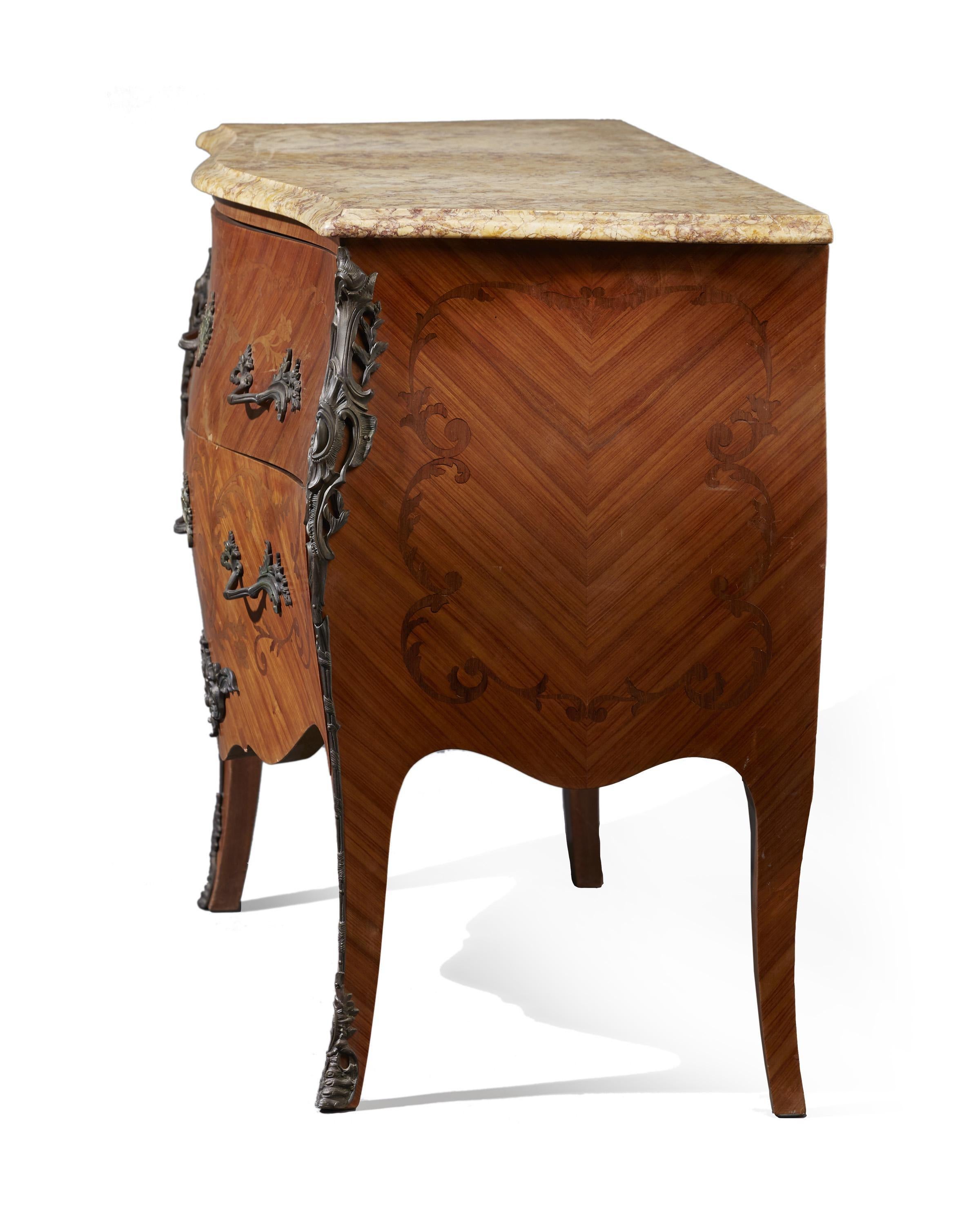 Français Commode française de style Louis XV avec plateau en marbre en vente