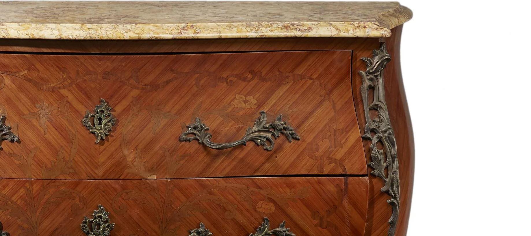 Sculpté Commode française de style Louis XV avec plateau en marbre en vente