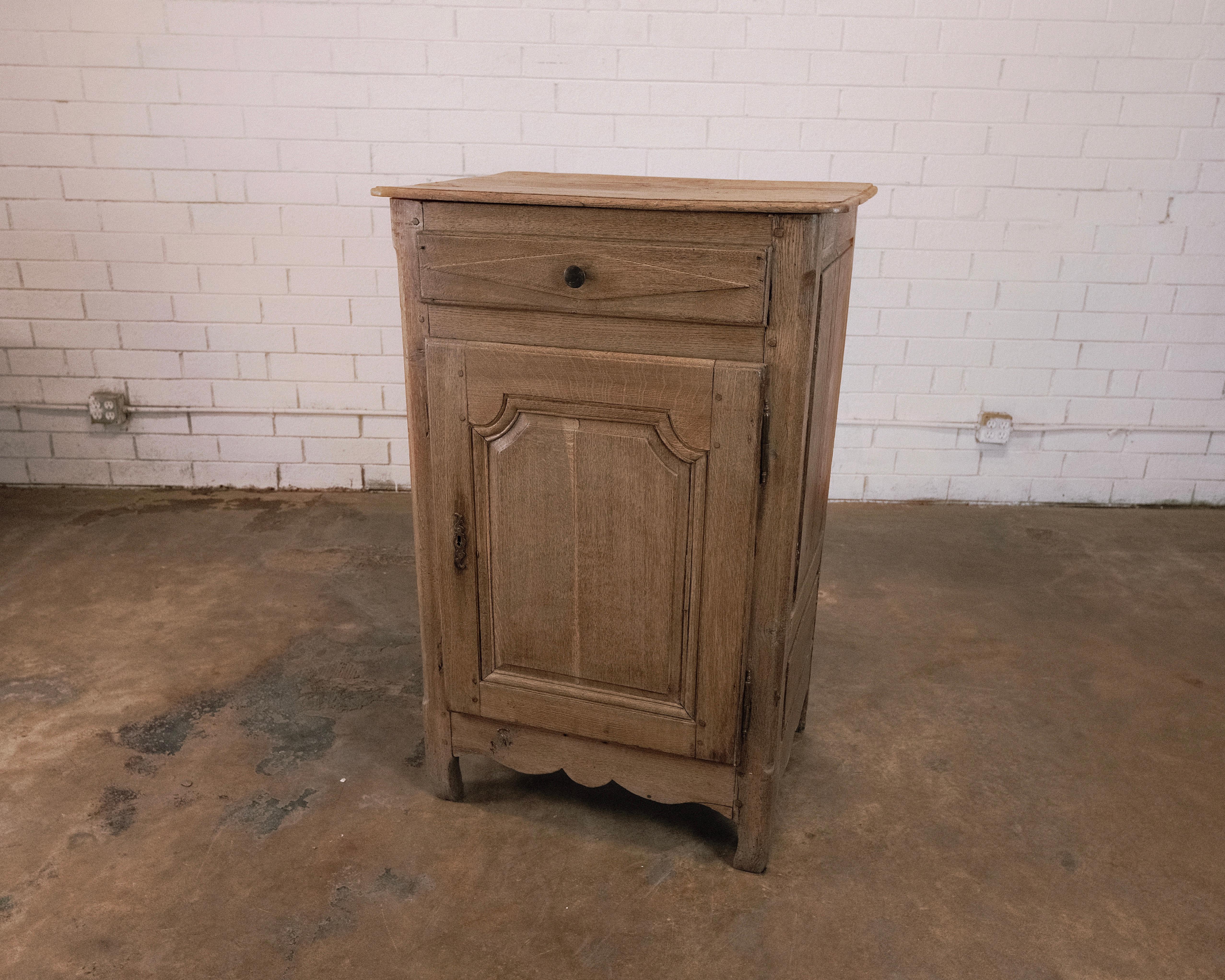 French Louis XV style confiture, single-door cabinet In Good Condition For Sale In High Point, NC