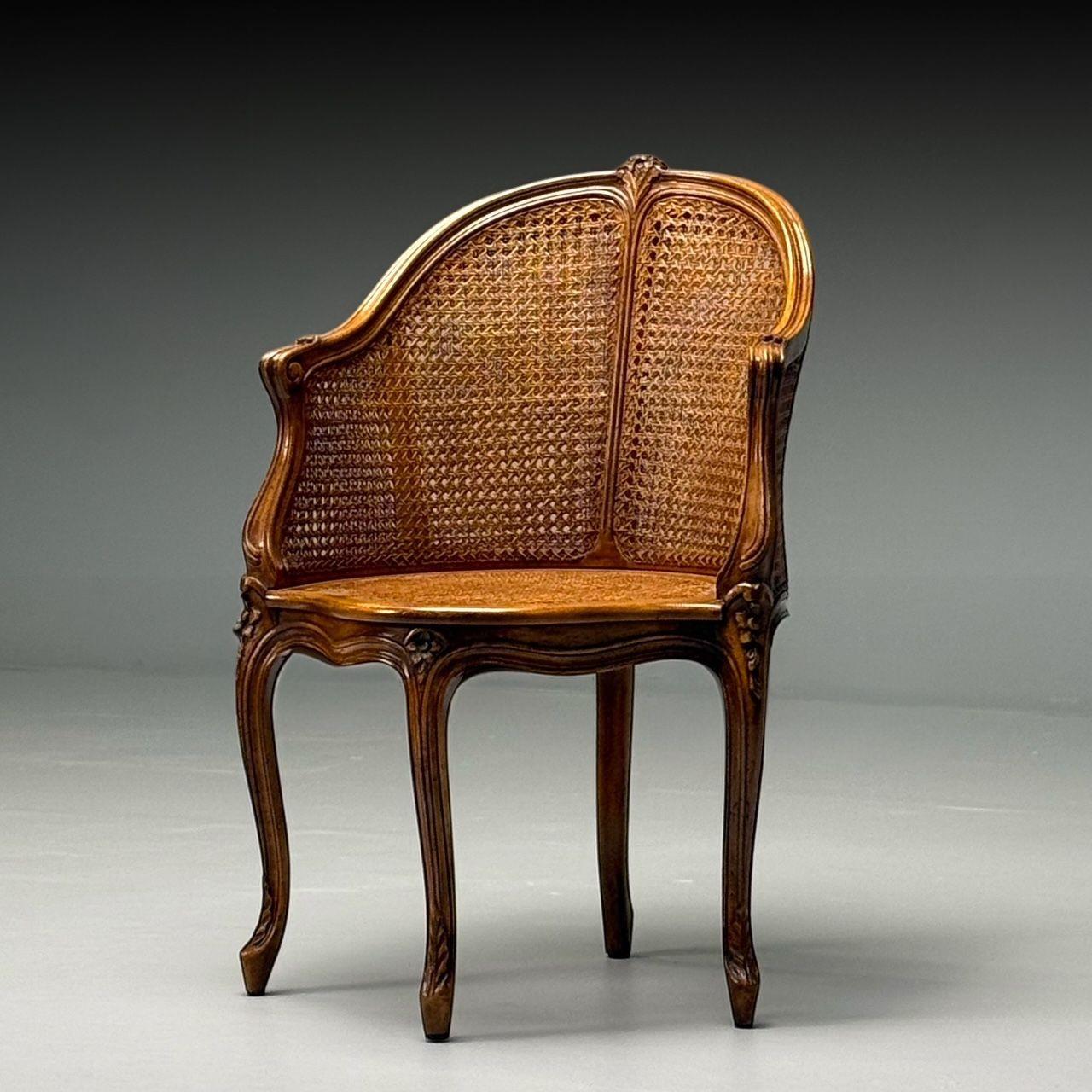 Berger de esquina o silla auxiliar estilo Luis XV, caña, nogal, Francia, años 20

Esta silla bergère de estilo Luis XV de la década de 1920 presenta un armazón de nogal tallado a mano con intrincados detalles. Su respaldo y asiento de caña aportan