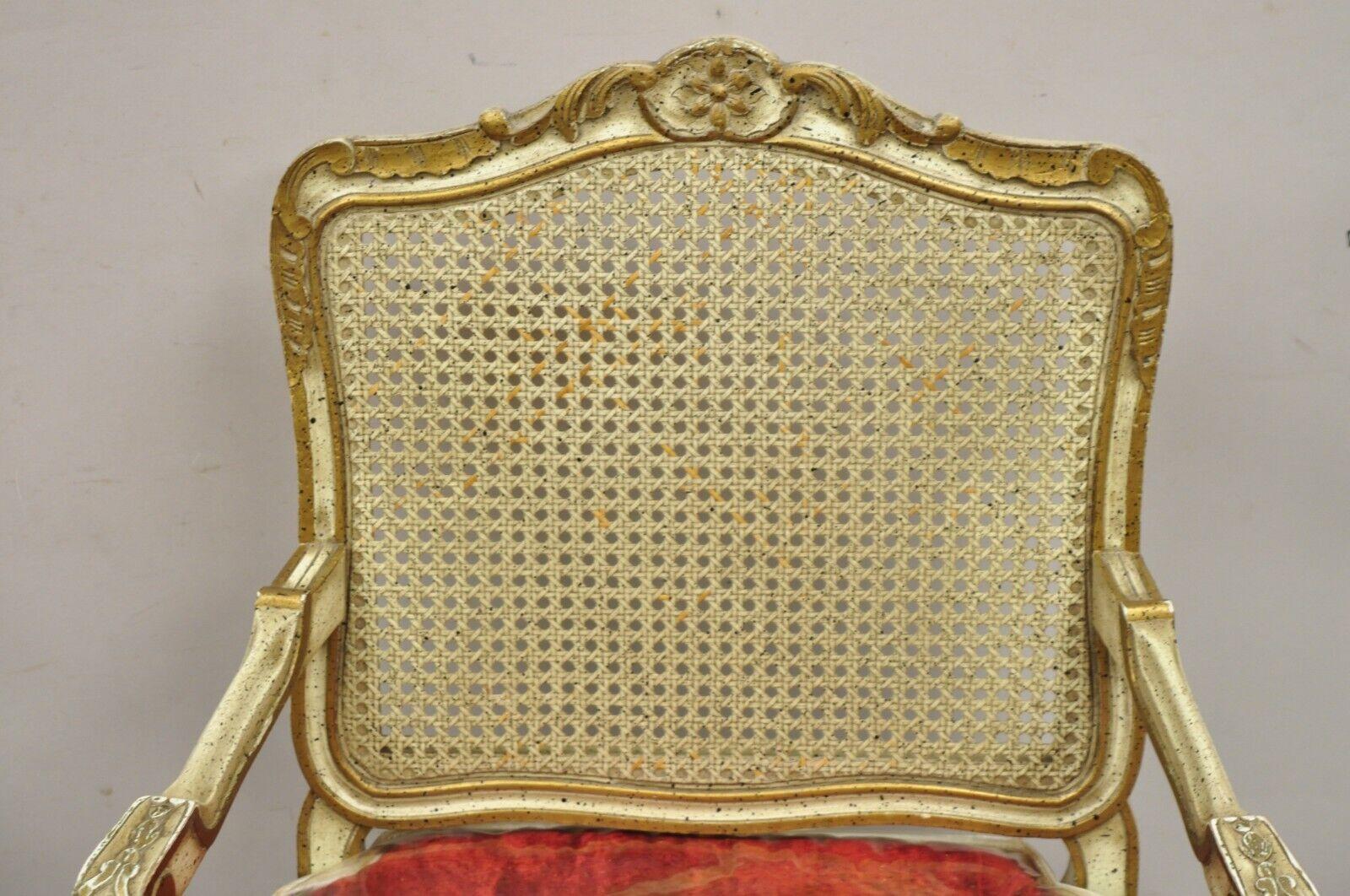 Fauteuil-Sessel aus geschnitztem Holzschilfrohr im französischen Louis-XV-Stil, cremefarben lackiert, Paar (Louis XV.) im Angebot