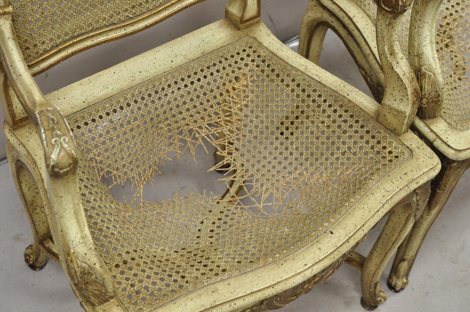 Fauteuil-Sessel aus geschnitztem Holzschilfrohr im französischen Louis-XV-Stil, cremefarben lackiert, Paar im Zustand „Gut“ im Angebot in Philadelphia, PA