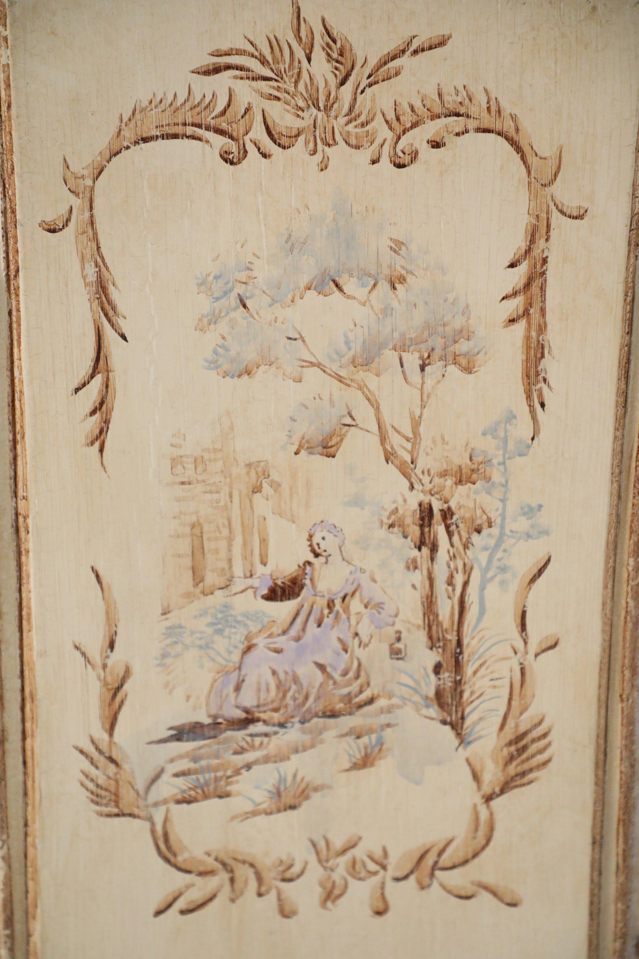 Französische Serpentinenkommode im Louis XV-Stil, die eine glatte, gewellte beigefarbene Kunstmarmorplatte mit einem hölzernen, cremefarbenen Korpus aus gewellten Schubladen mit Messinggriffen und zierlichen, geschnitzten Cabriole-Beinen mit