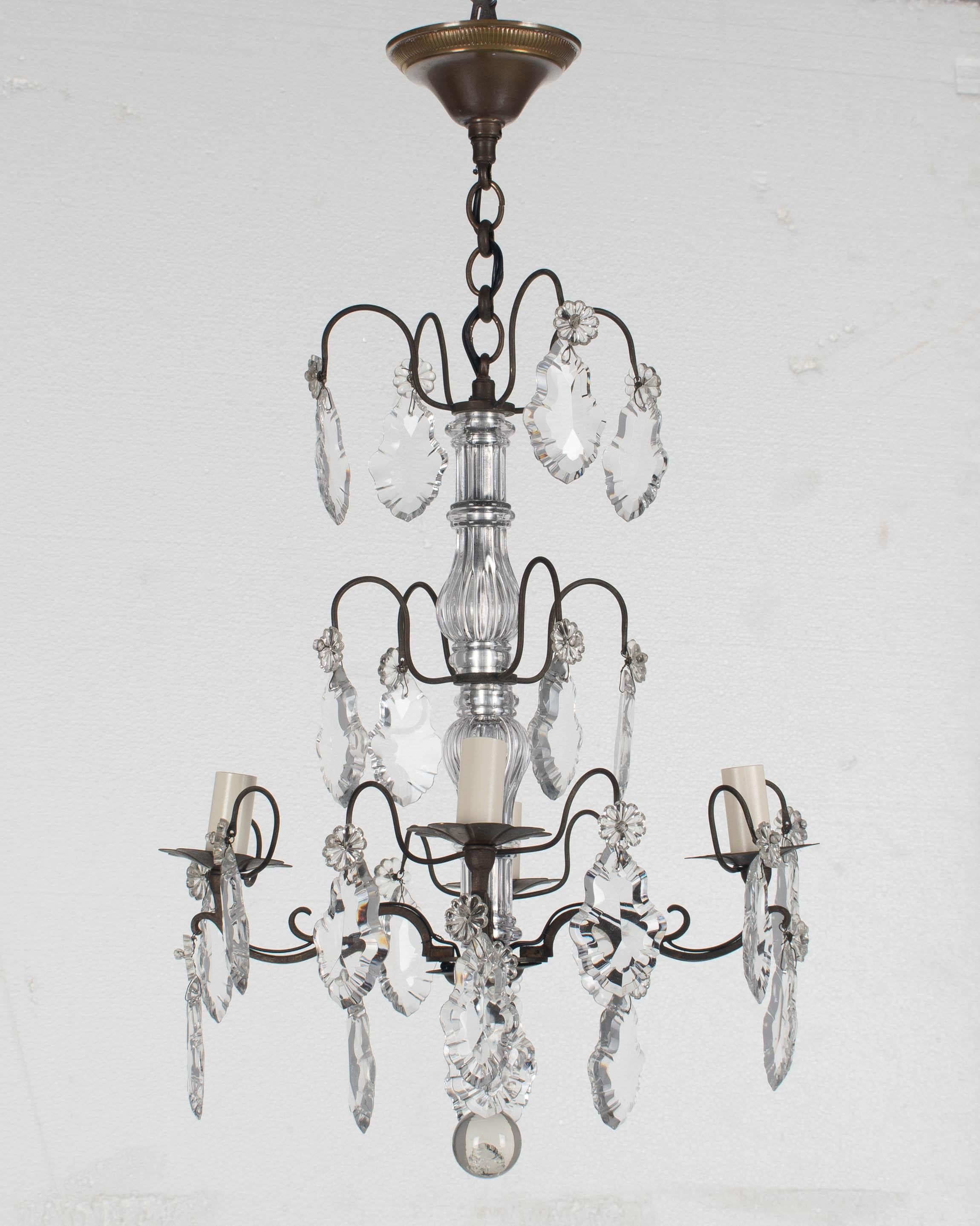 Französischer vierflammiger Kristallkronleuchter im Stil Louis XV.  Rahmen aus Messing mit dunkler Patina. Kristallanhänger mit Rosetten und gerippten Glassäulen in der Mitte. Neu verkabelt mit neuen Steckdosen und Kerzenabdeckungen. Original