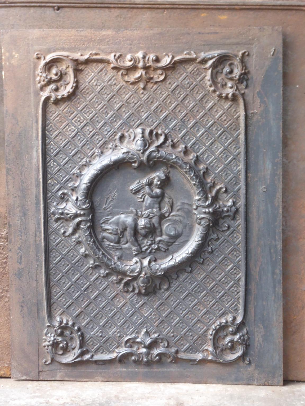 Französische Kaminplatte aus dem 19. Jahrhundert aus der Zeit Napoleons III. mit erntenden Amoretten. Die Feuerrückwand ist aus Gusseisen und hat eine natürliche braune Patina. Auf Wunsch kann er ohne Aufpreis auch in Schwarz / Zinn gefertigt