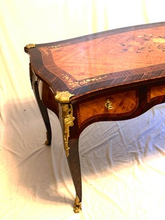 Scrivania da signora in stile Luigi XV francese, con intarsio e finiture in bronzo