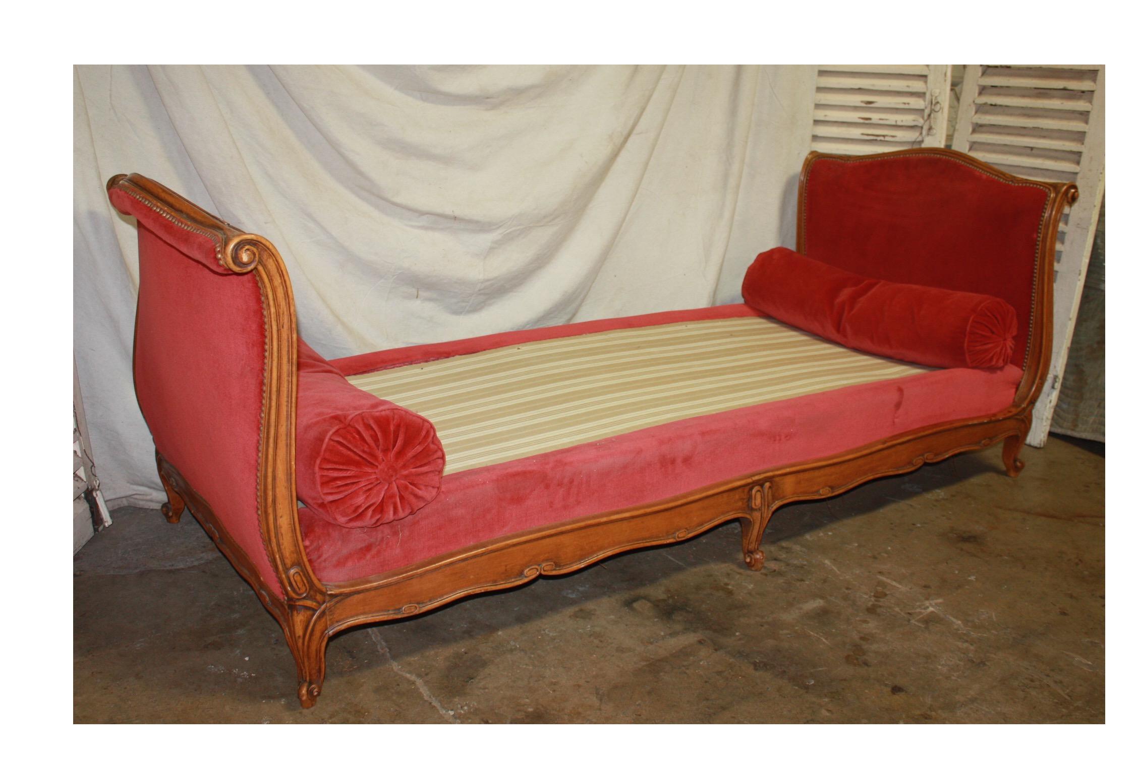 French Louis XV Style Day Bed In Good Condition In Stockbridge, GA