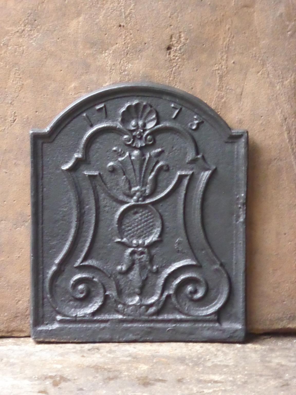 20th century French fireback with Louis XV style decoration. The fireback is made of cast iron. It has a black / pewter patina. The condition is good, no cracks.







