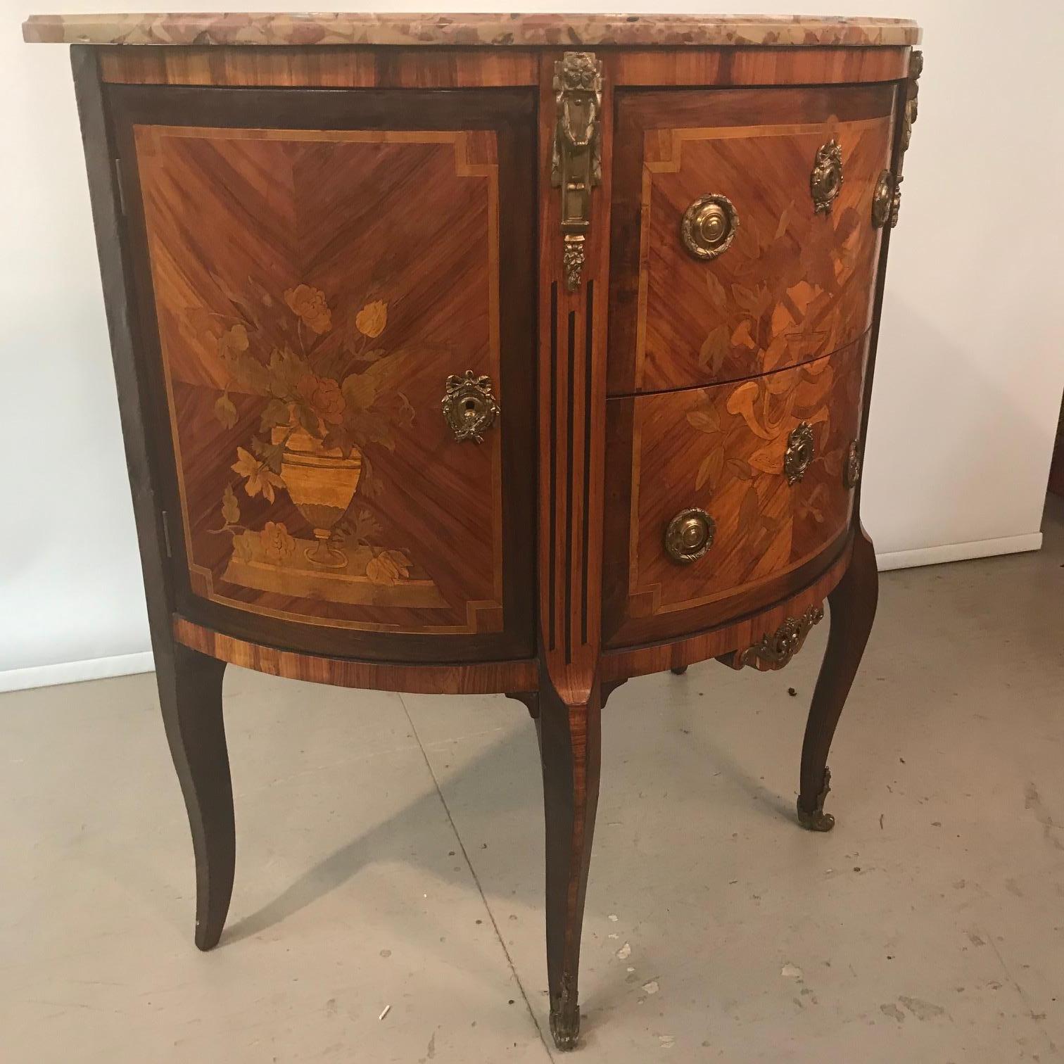 Commode Demi-Lune francese in stile Luigi XV con piano in marmo In condizioni buone in vendita a Montreal, QC