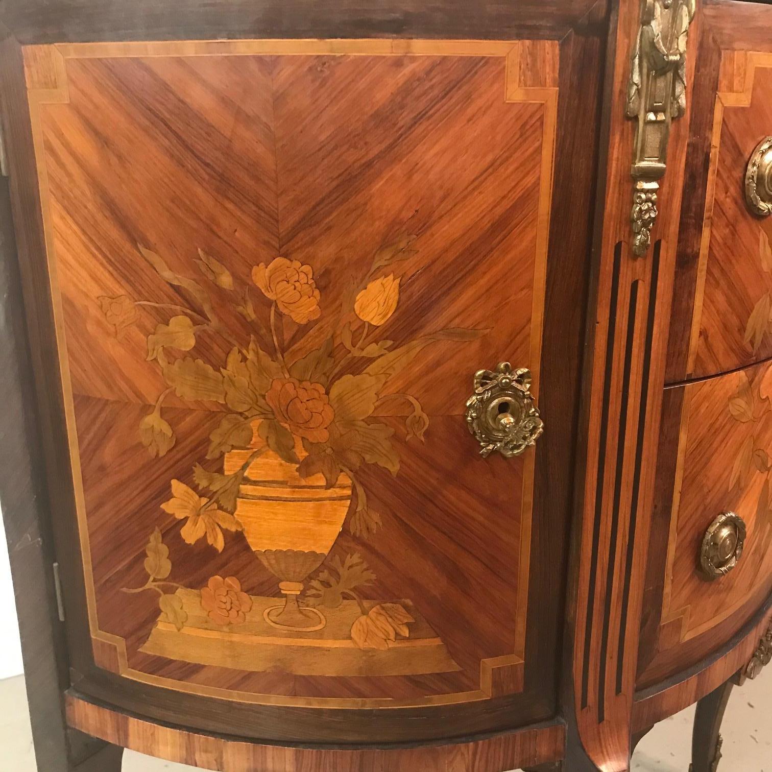 XIX secolo Commode Demi-Lune francese in stile Luigi XV con piano in marmo in vendita
