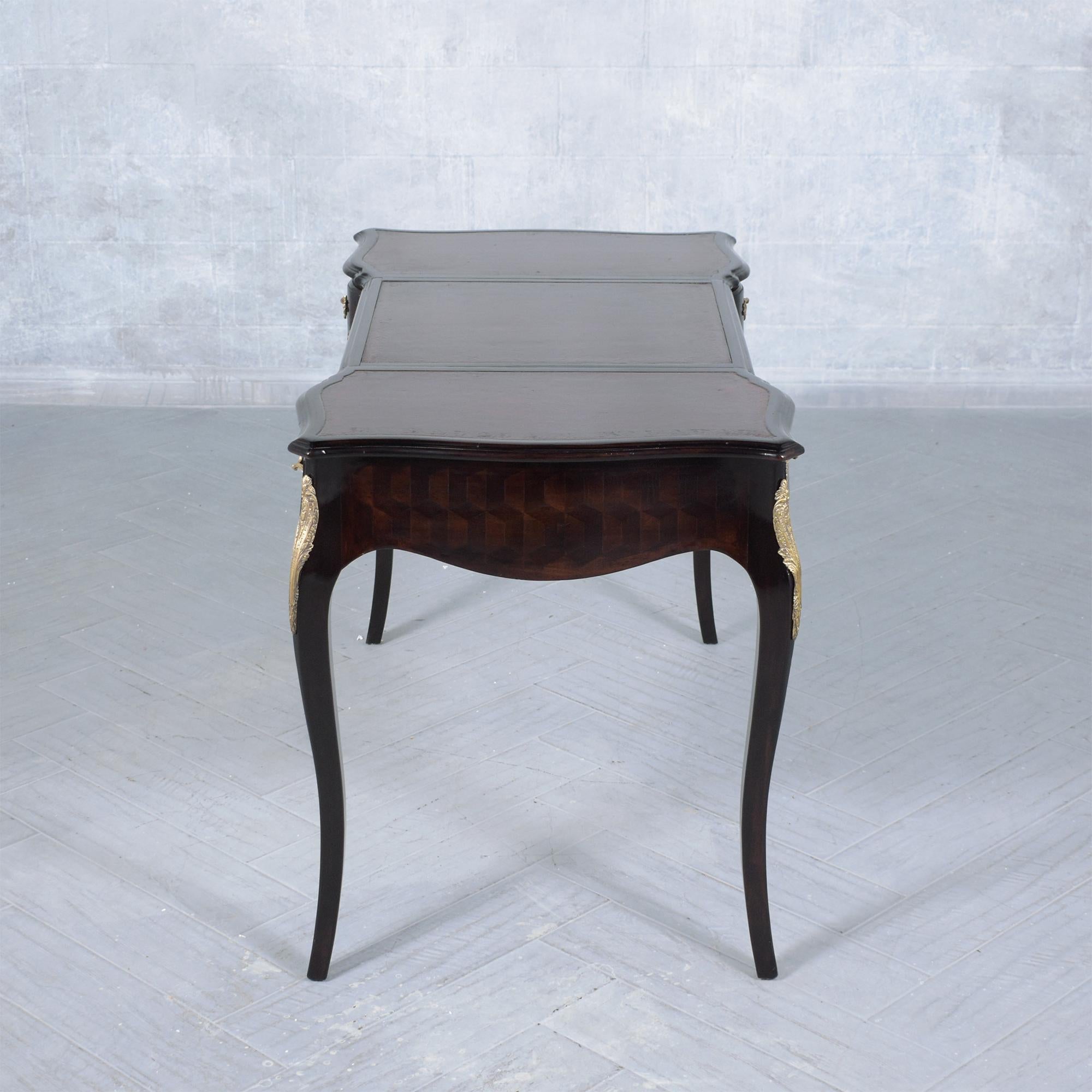 Restaurierter Mahagoni-Schreibtisch im Louis XV.-Stil mit Leder-Schreibtischoberfläche im Angebot 4