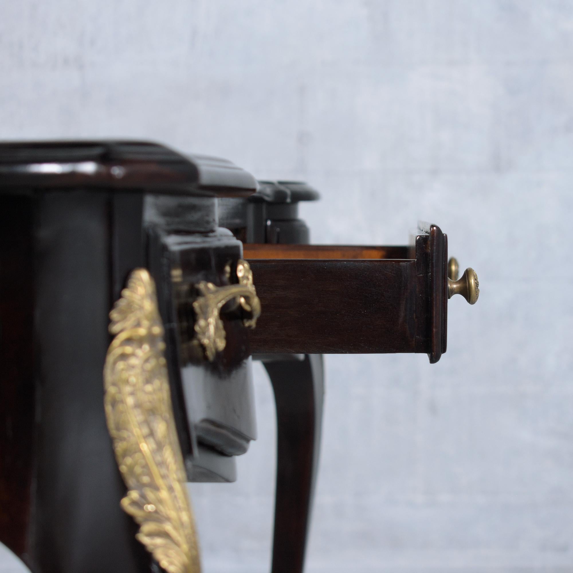 Restaurierter Mahagoni-Schreibtisch im Louis XV.-Stil mit Leder-Schreibtischoberfläche im Angebot 5