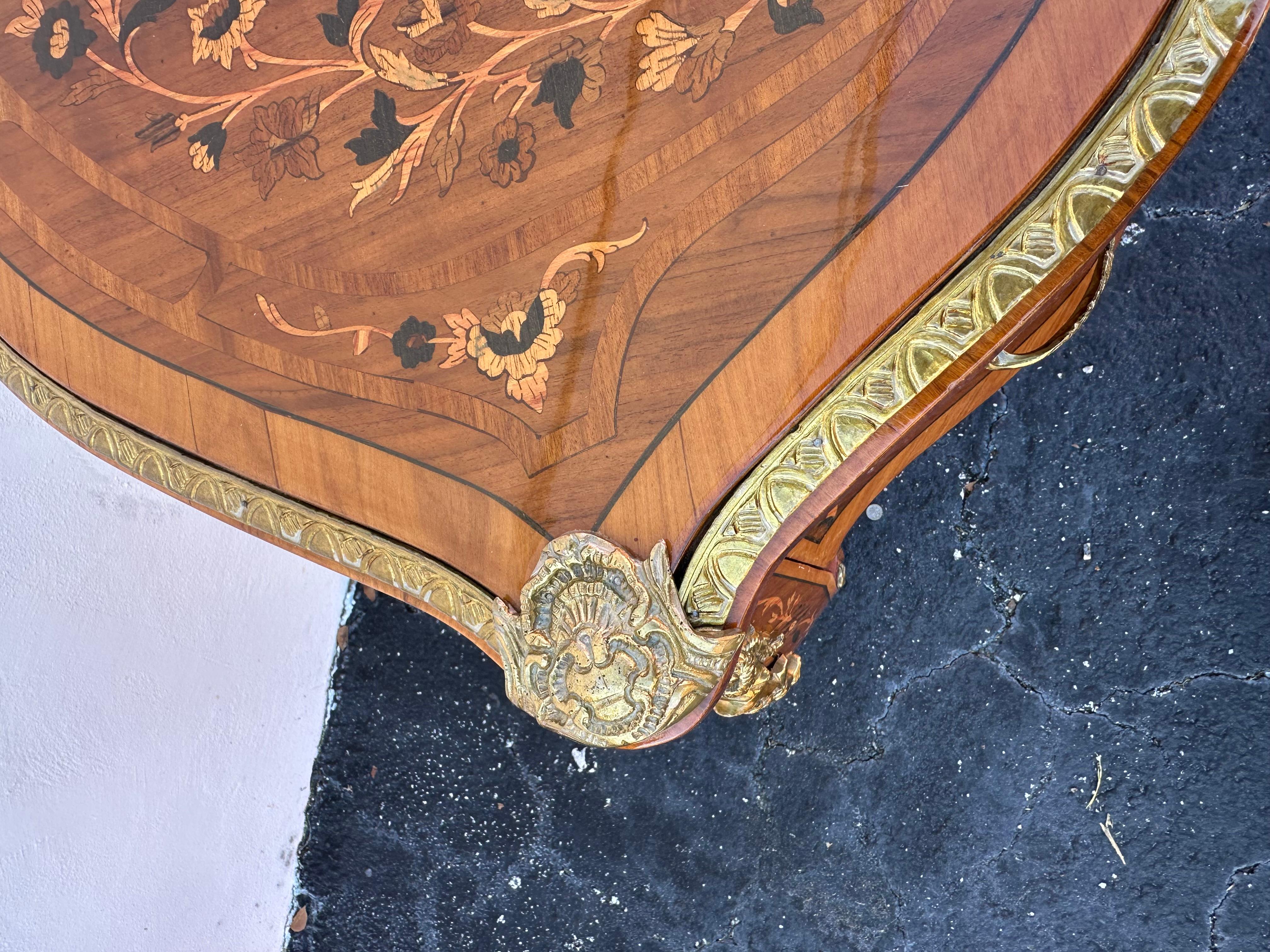 Scrivania francese degli anni '80 in stile Luigi XV in ottone serpentino con ormeggio in vendita 7
