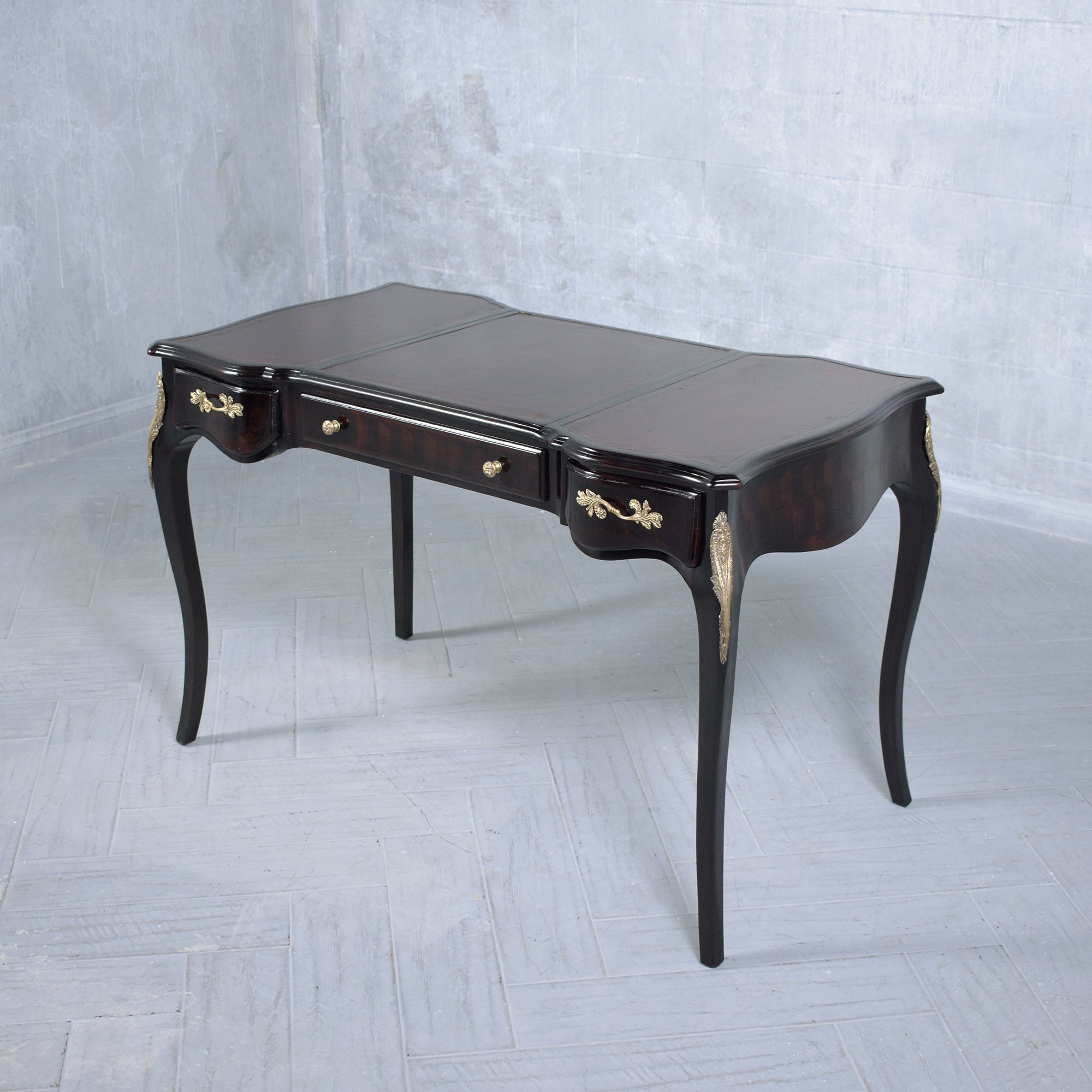 Erleben Sie die Verschmelzung von klassischer Eleganz und moderner Handwerkskunst mit unserem Mahagoni-Schreibtisch im Louis XV-Stil, einem Stück, das Vintage-Charme und raffinierten Stil ausstrahlt. Dieser Schreibtisch wurde von unserem engagierten