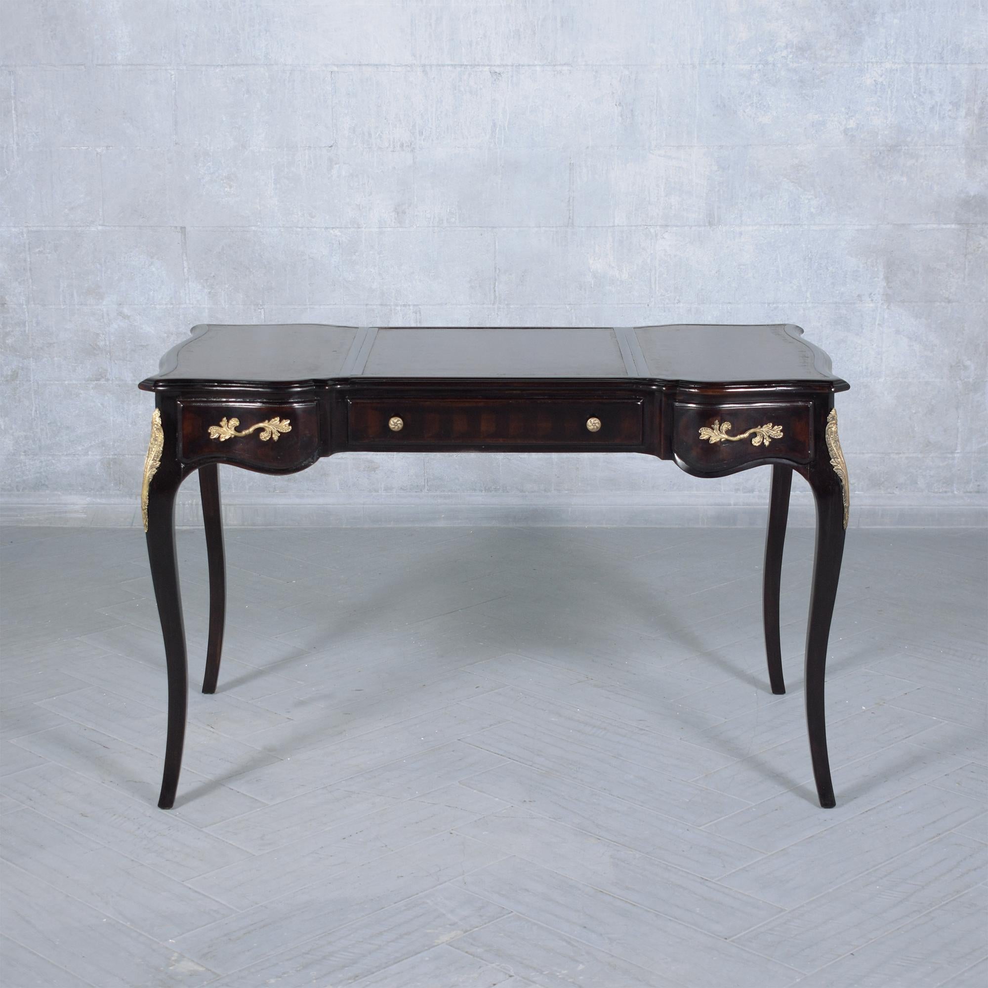 Restaurierter Mahagoni-Schreibtisch im Louis XV.-Stil mit Leder-Schreibtischoberfläche (Italienisch) im Angebot