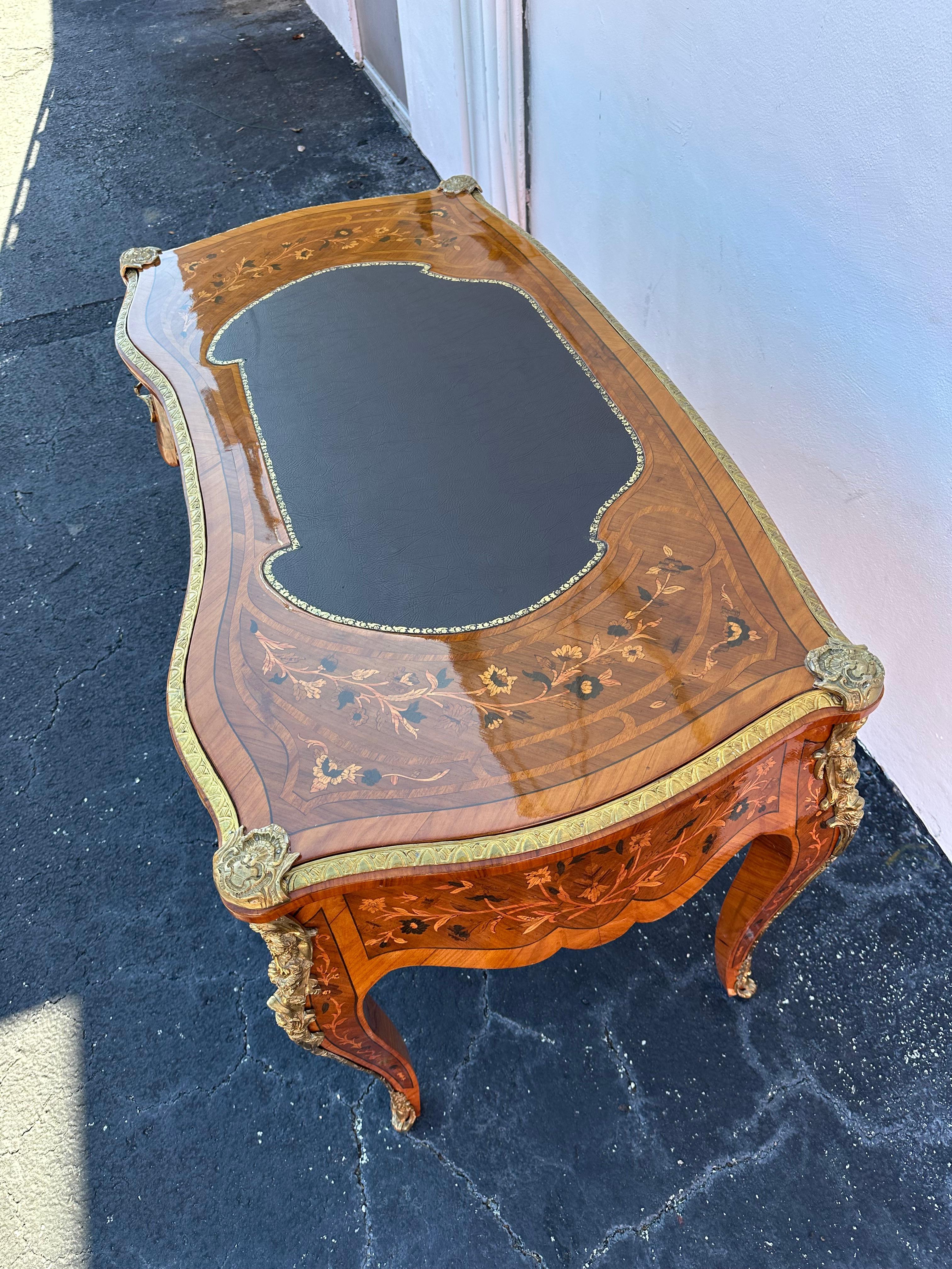 Scrivania francese degli anni '80 in stile Luigi XV in ottone serpentino con ormeggio In condizioni buone in vendita a Fort Lauderdale, FL