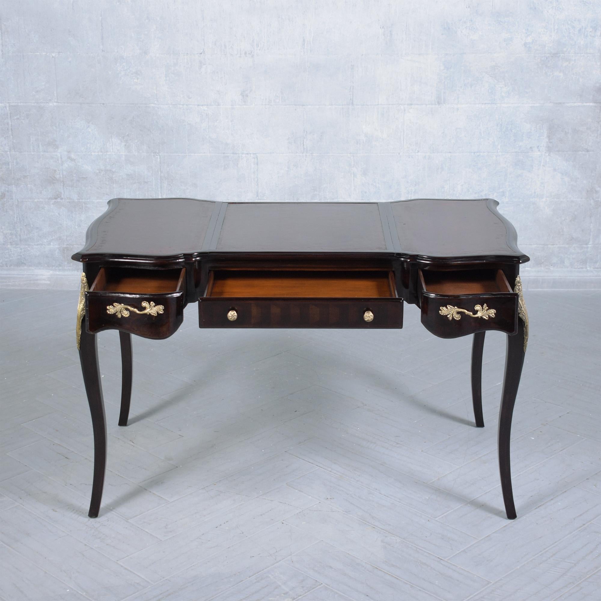Restaurierter Mahagoni-Schreibtisch im Louis XV.-Stil mit Leder-Schreibtischoberfläche (Lackiert) im Angebot