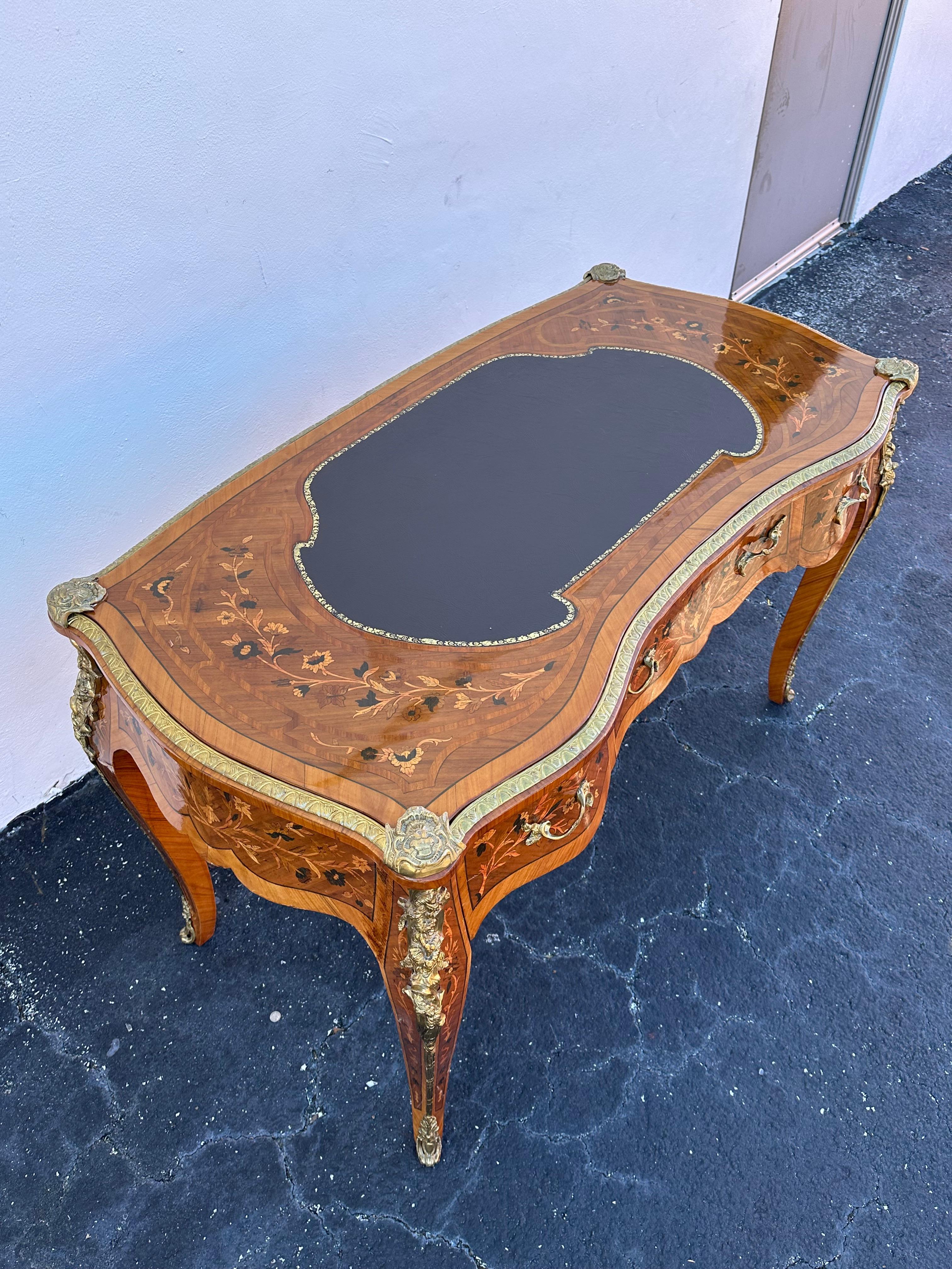 Fine XX secolo Scrivania francese degli anni '80 in stile Luigi XV in ottone serpentino con ormeggio in vendita