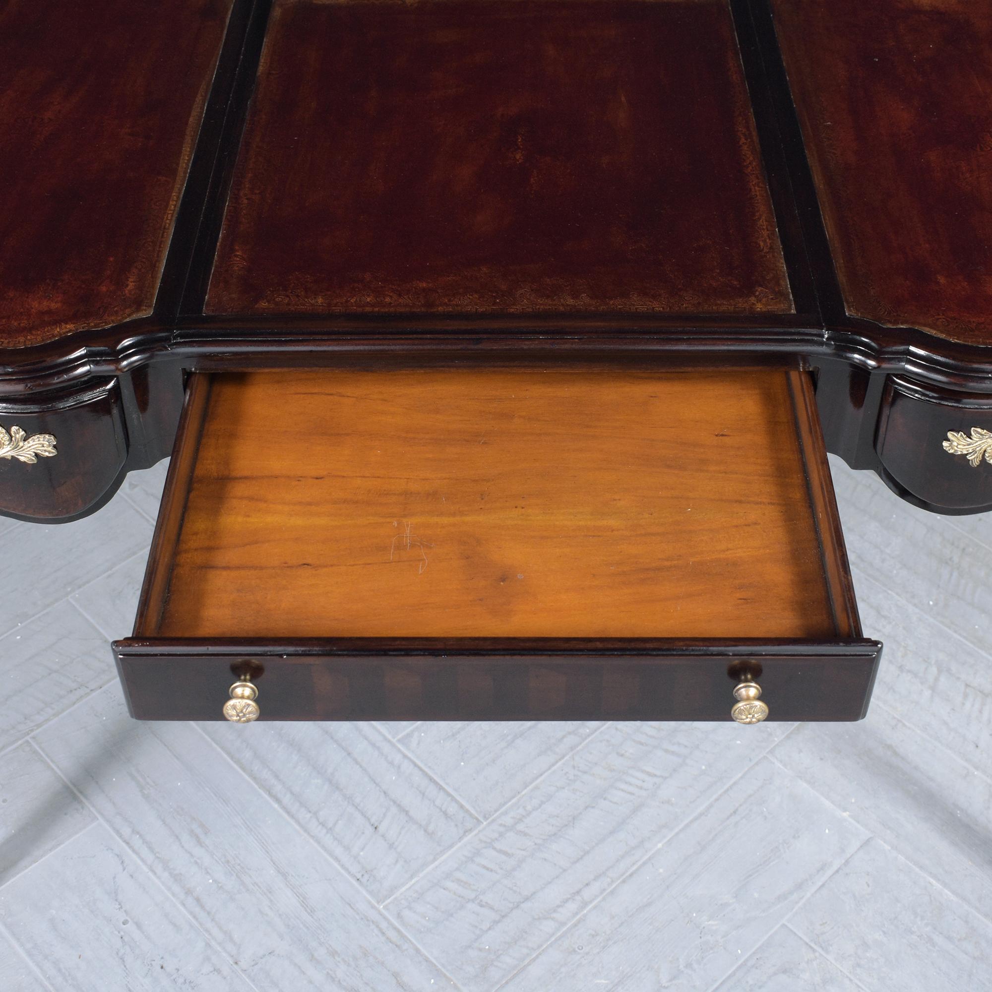 Restaurierter Mahagoni-Schreibtisch im Louis XV.-Stil mit Leder-Schreibtischoberfläche im Zustand „Gut“ im Angebot in Los Angeles, CA