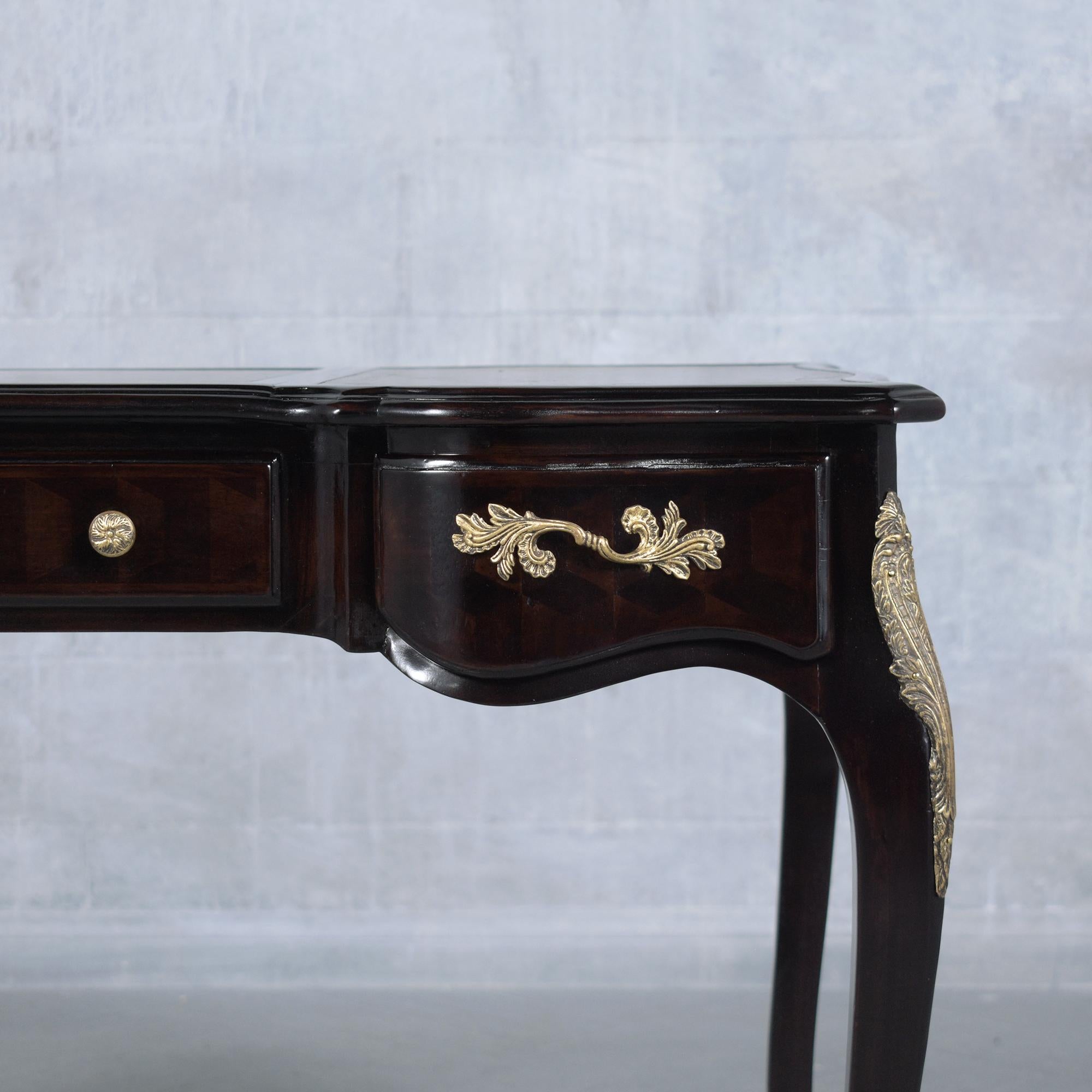 Restaurierter Mahagoni-Schreibtisch im Louis XV.-Stil mit Leder-Schreibtischoberfläche (Lack) im Angebot