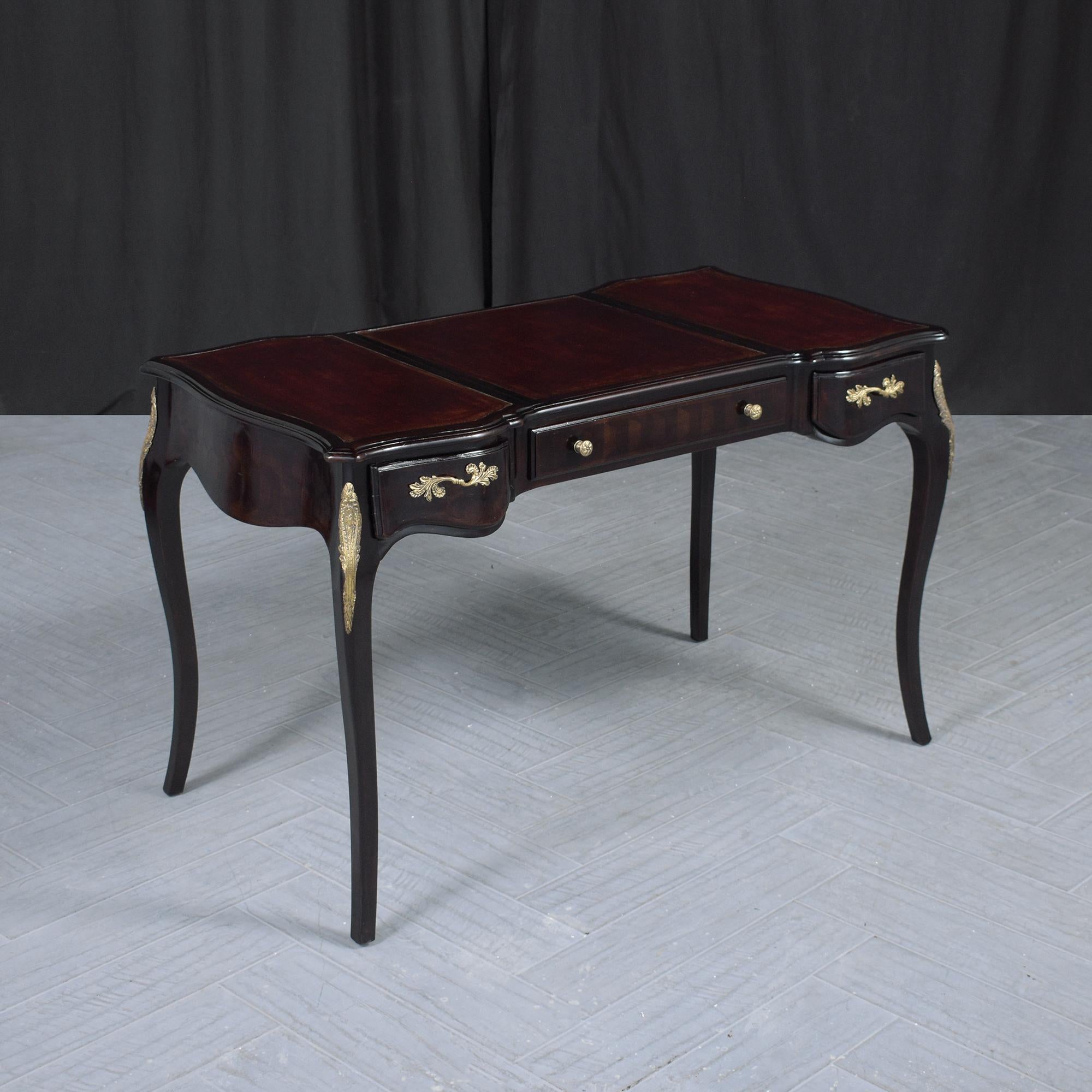 Restaurierter Mahagoni-Schreibtisch im Louis XV.-Stil mit Leder-Schreibtischoberfläche im Angebot 1