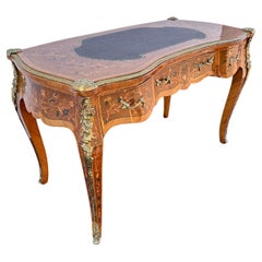 Bureau de style Louis XV français des années 1980 en laiton serpentin et bronze doré
