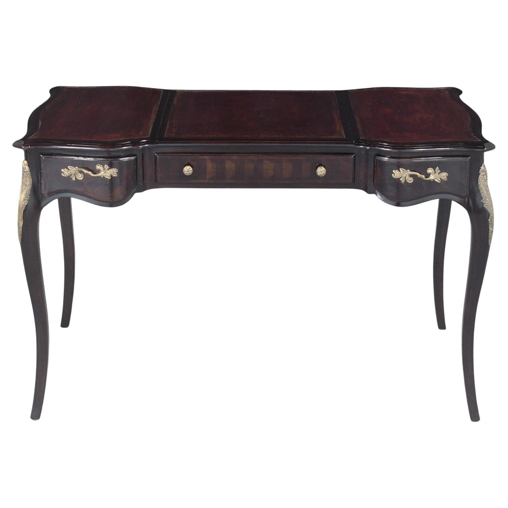 Restaurierter Mahagoni-Schreibtisch im Louis XV.-Stil mit Leder-Schreibtischoberfläche im Angebot