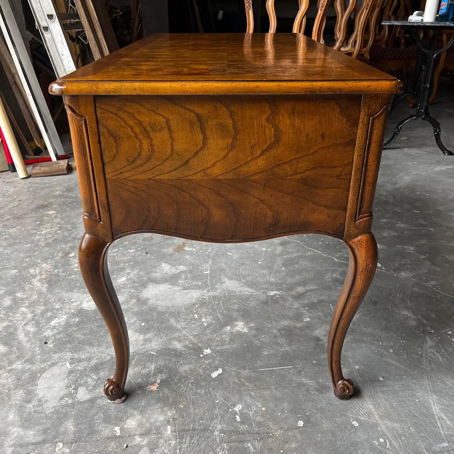 Schreibtisch oder Schreibtisch im französischen Louis XV.-Stil von Baker  im Angebot 3