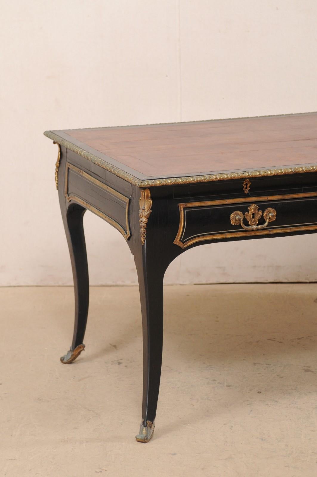 Schreibtisch im Louis-XV-Stil mit Lederschreibplatte, schwarz mit Messing-Akzenten (Louis XV.) im Angebot