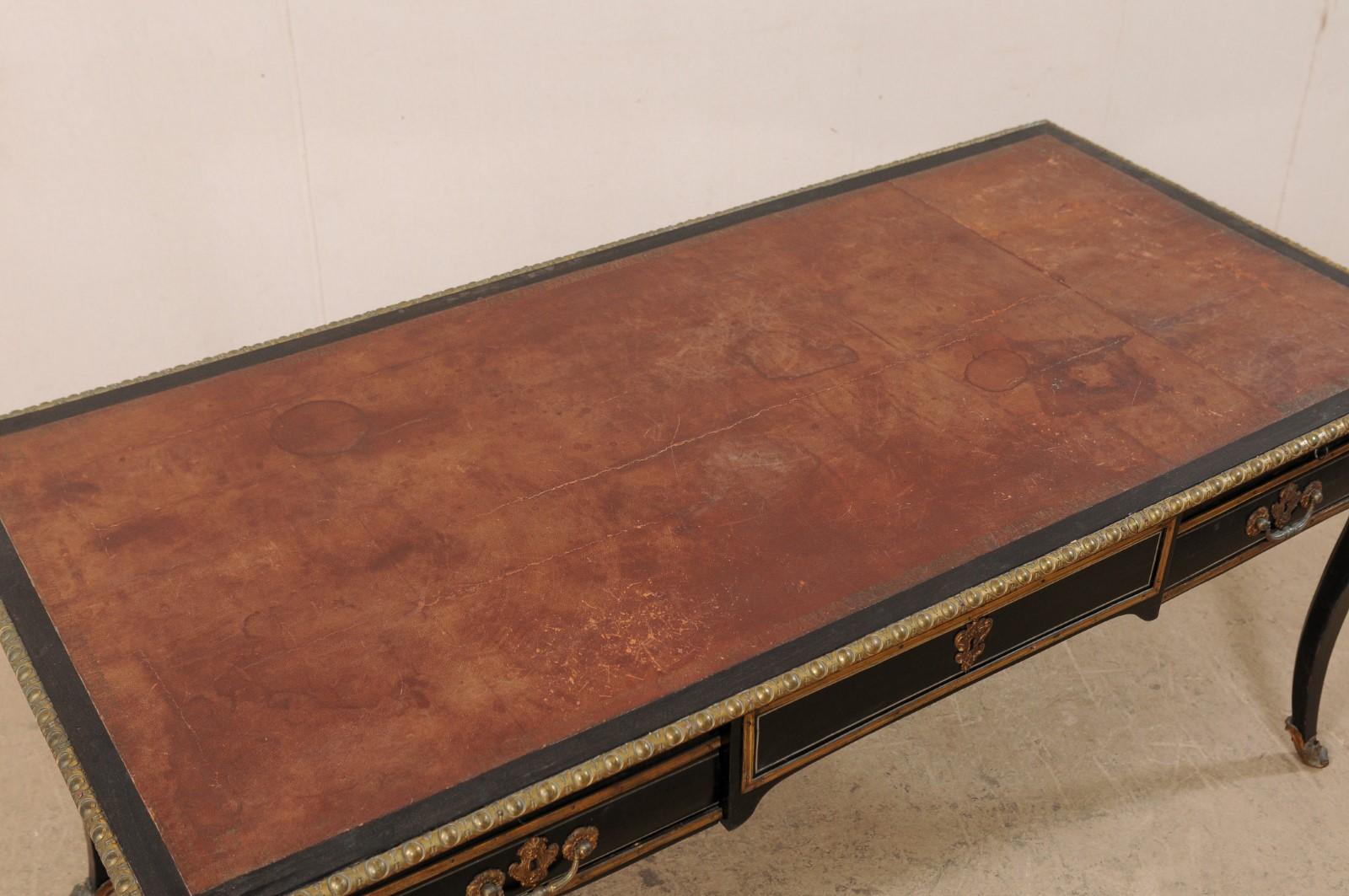 Schreibtisch im Louis-XV-Stil mit Lederschreibplatte, schwarz mit Messing-Akzenten (Französisch) im Angebot
