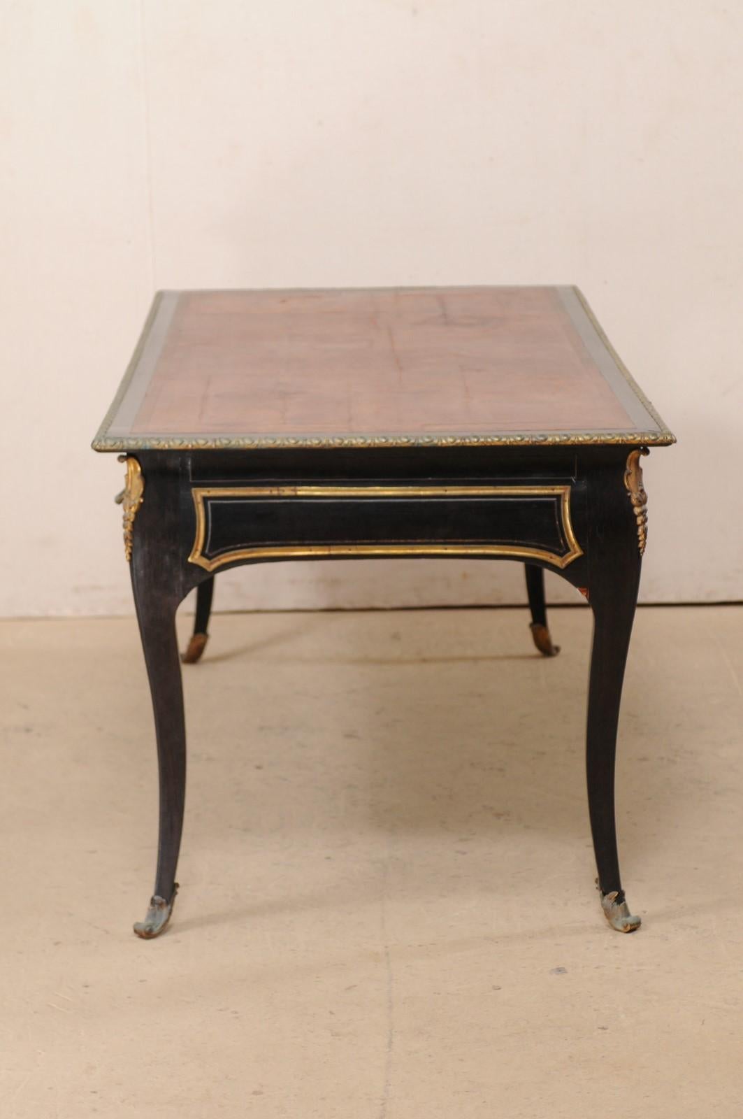 XIXe siècle Bureau français de style Louis XV avec coussin d'écriture en cuir, noir avec accents en laiton en vente