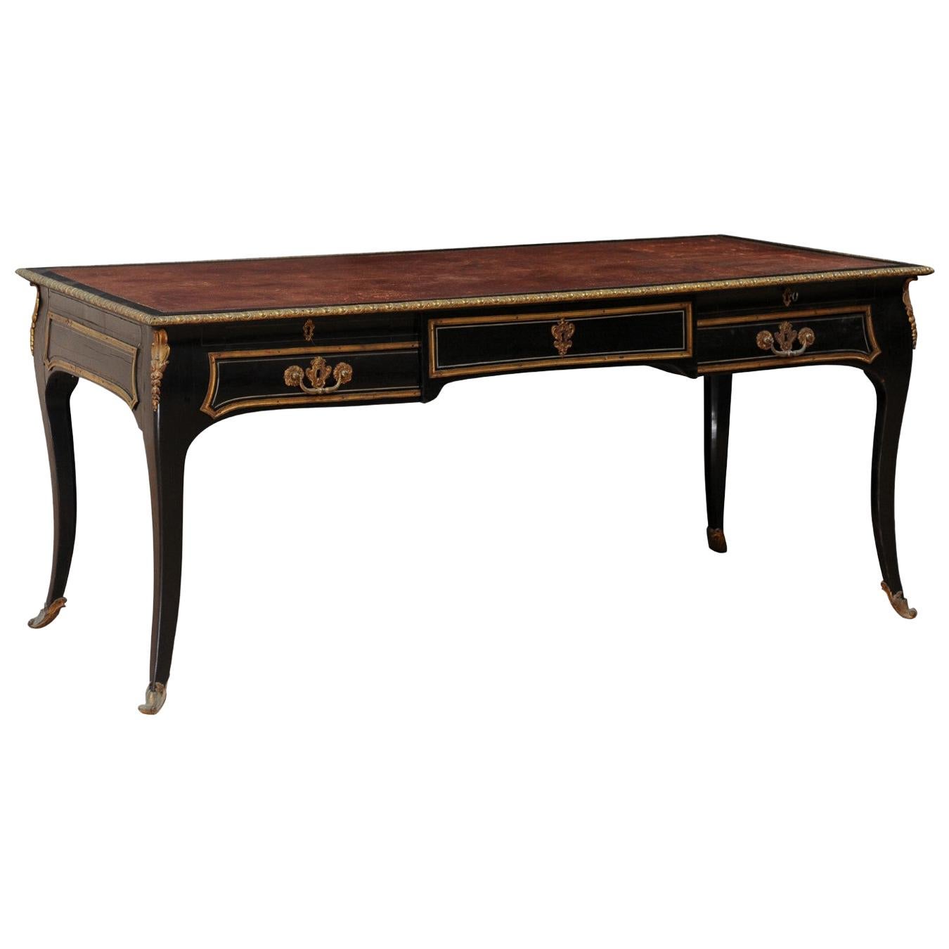 Bureau français de style Louis XV avec coussin d'écriture en cuir, noir avec accents en laiton en vente