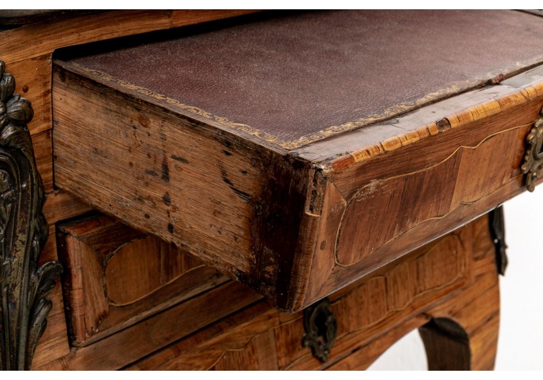 Petite table à écrire française de style Louis XV en bois de violette par J. Lapie Bon état - En vente à Bridgeport, CT