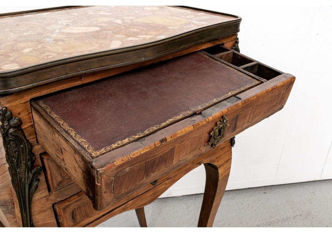 Petite table à écrire française de style Louis XV en bois de violette par J. Lapie en vente 2