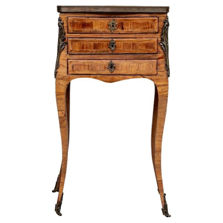 Petite table à écrire française de style Louis XV en bois de violette par J. Lapie