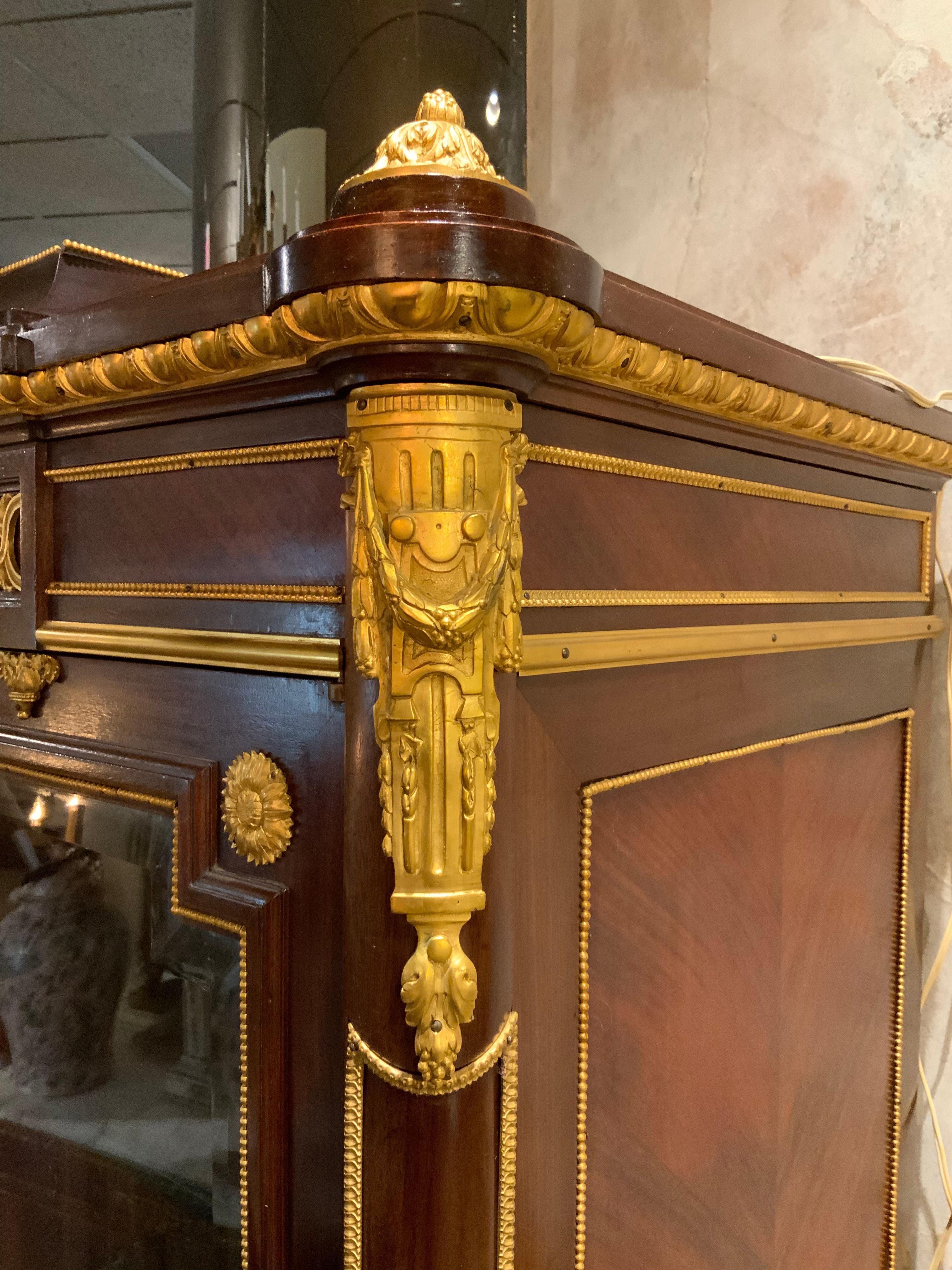 Vitrine française de style Louis XV Vitrine, acajou, montures en bronze doré Bon état - En vente à Houston, TX
