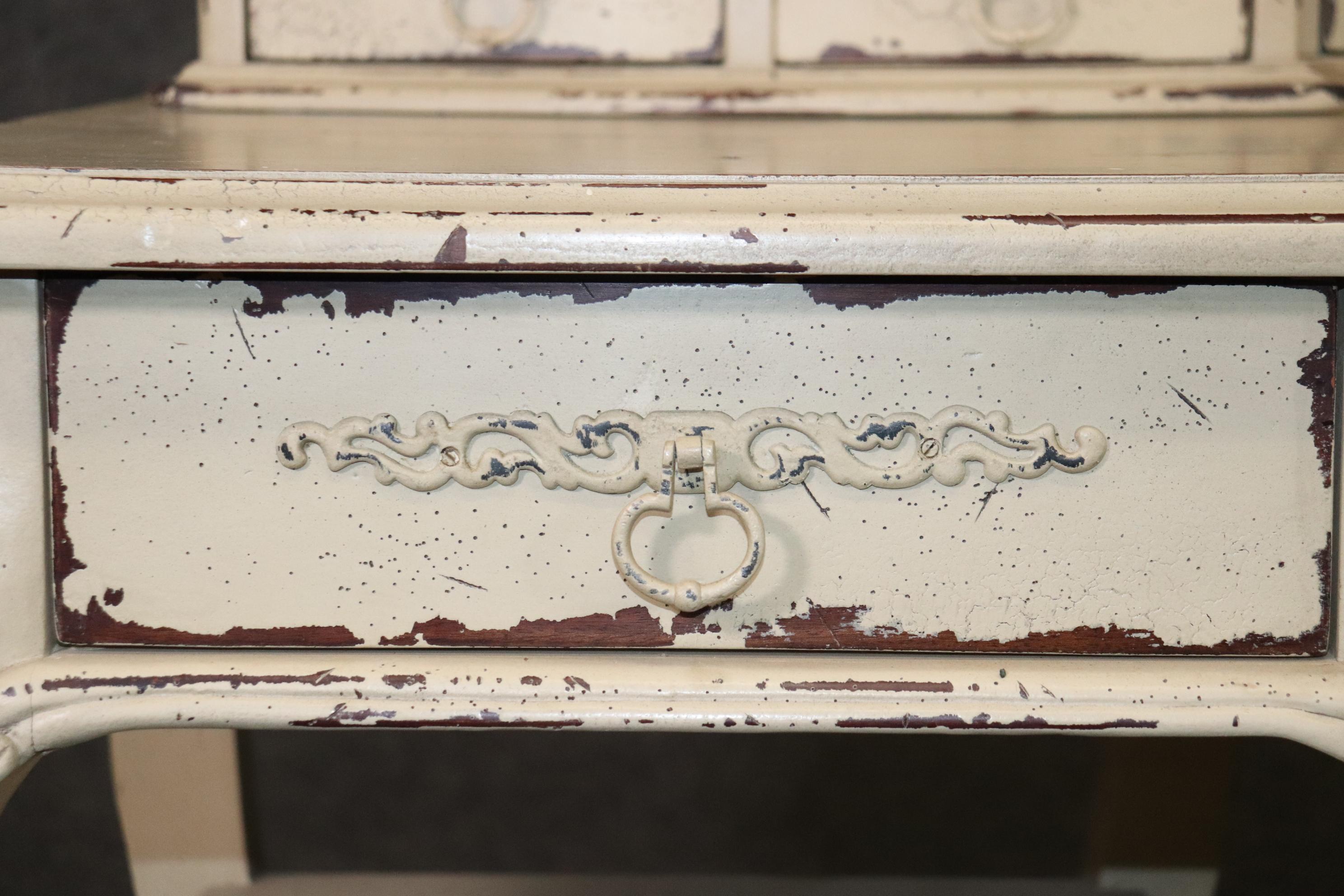 Table à écrire française de style Louis XV peinte et en mauvais état en vente 4