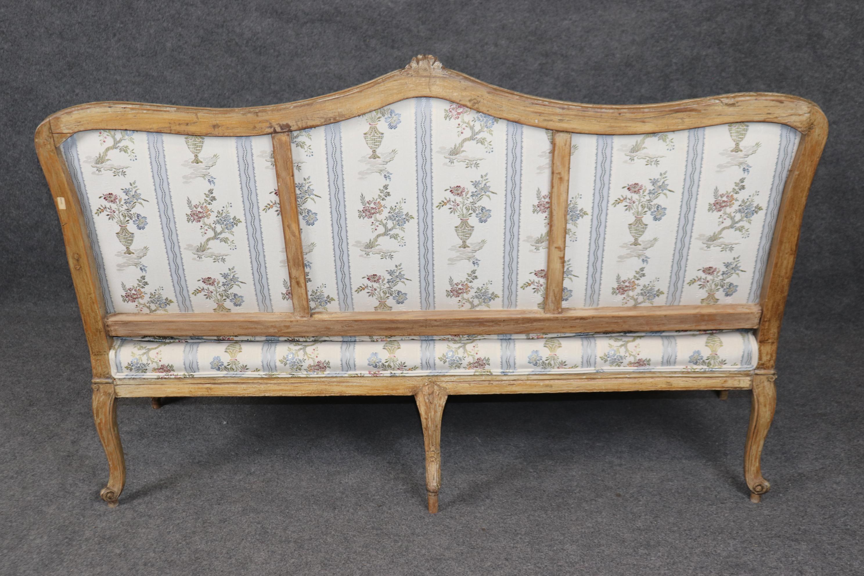 French Louis XV Style Distressed Painted Settee Circa 1900 In Good Condition In Swedesboro, NJ