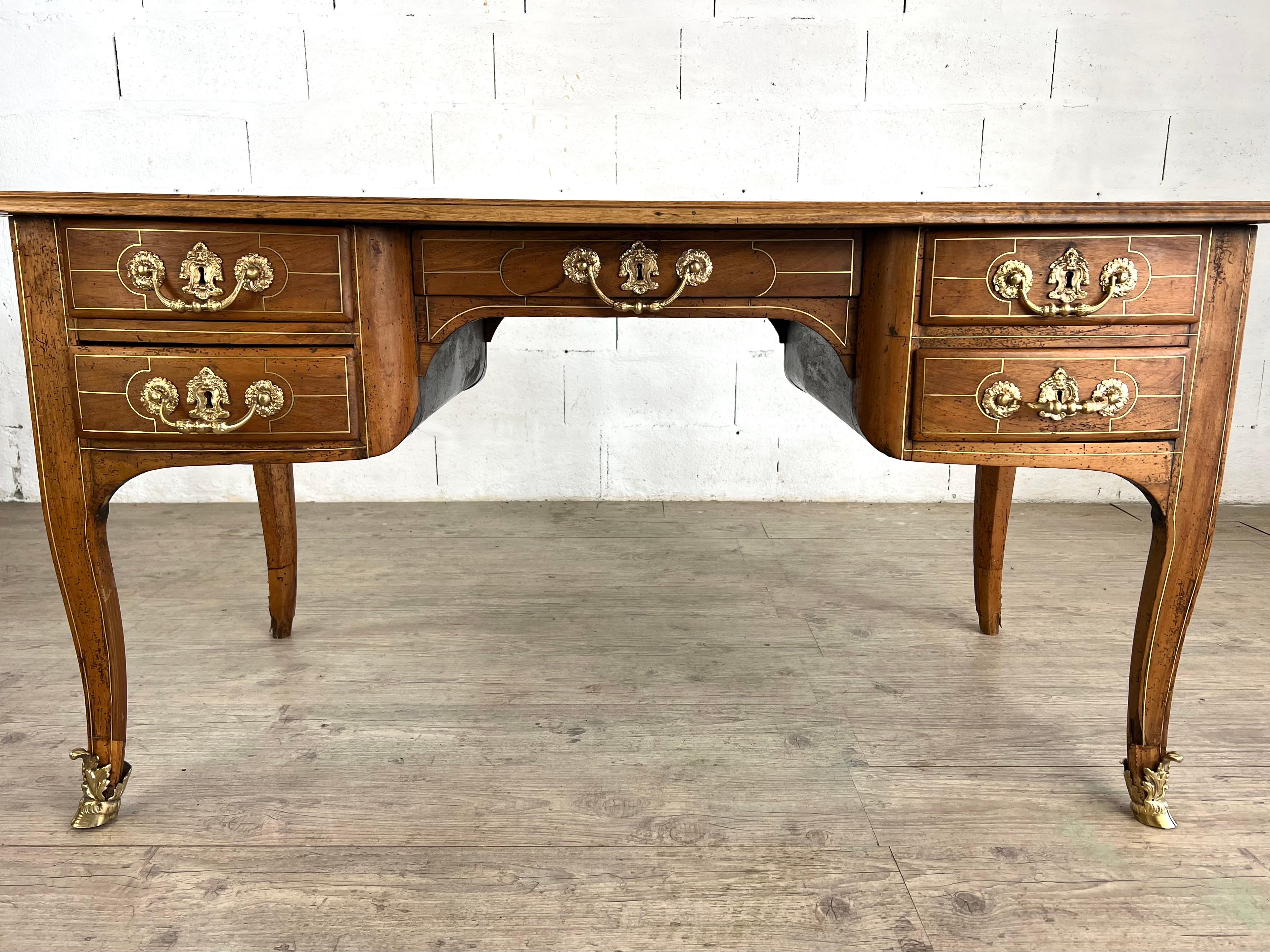 Dorato Scrivania bifacciale francese in stile Luigi XV con intarsi in ottone e supporti in bronzo dorato in vendita