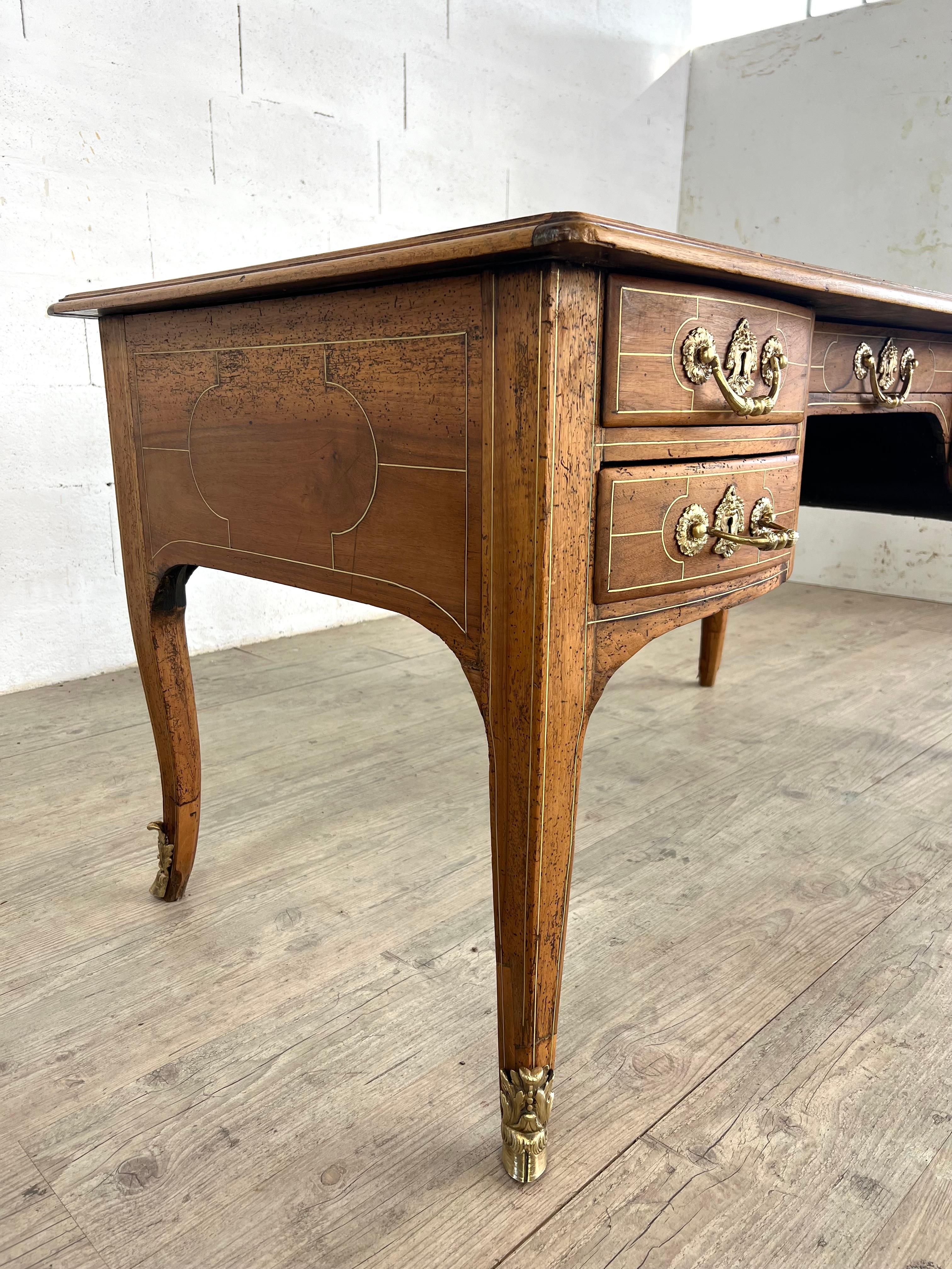 Fine XIX secolo Scrivania bifacciale francese in stile Luigi XV con intarsi in ottone e supporti in bronzo dorato in vendita