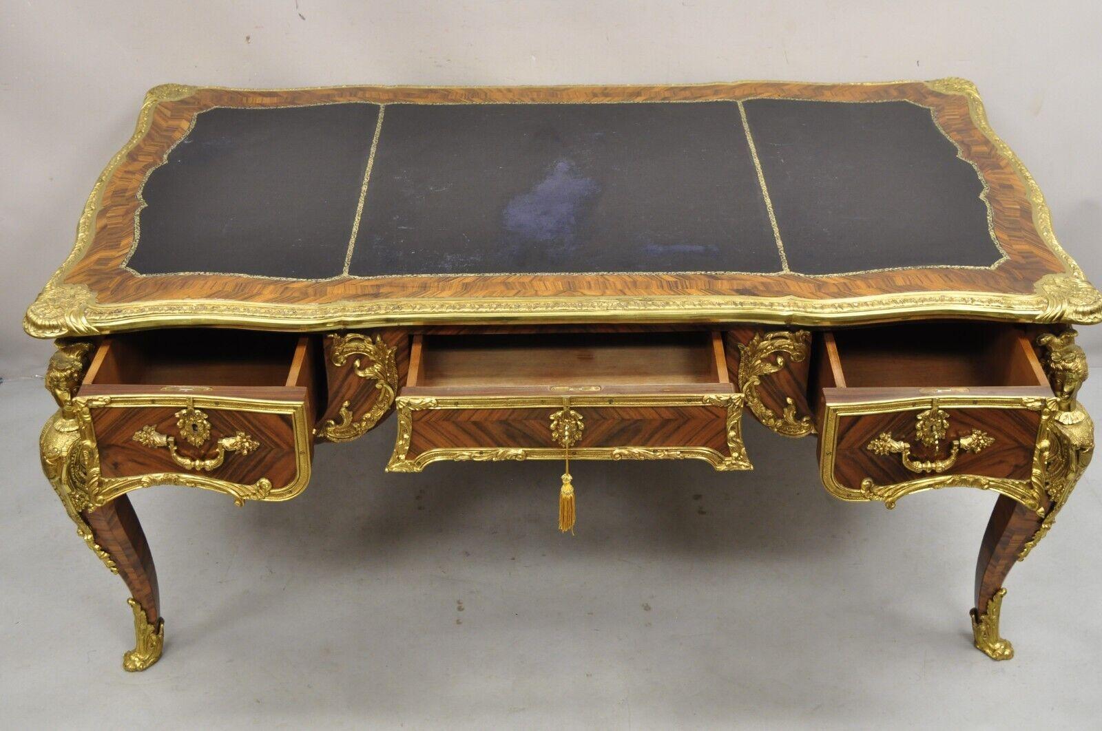 XX secolo Scrivania francese in stile Luigi XV con piano in pelle figurata in bronzo e ormeggio in vendita