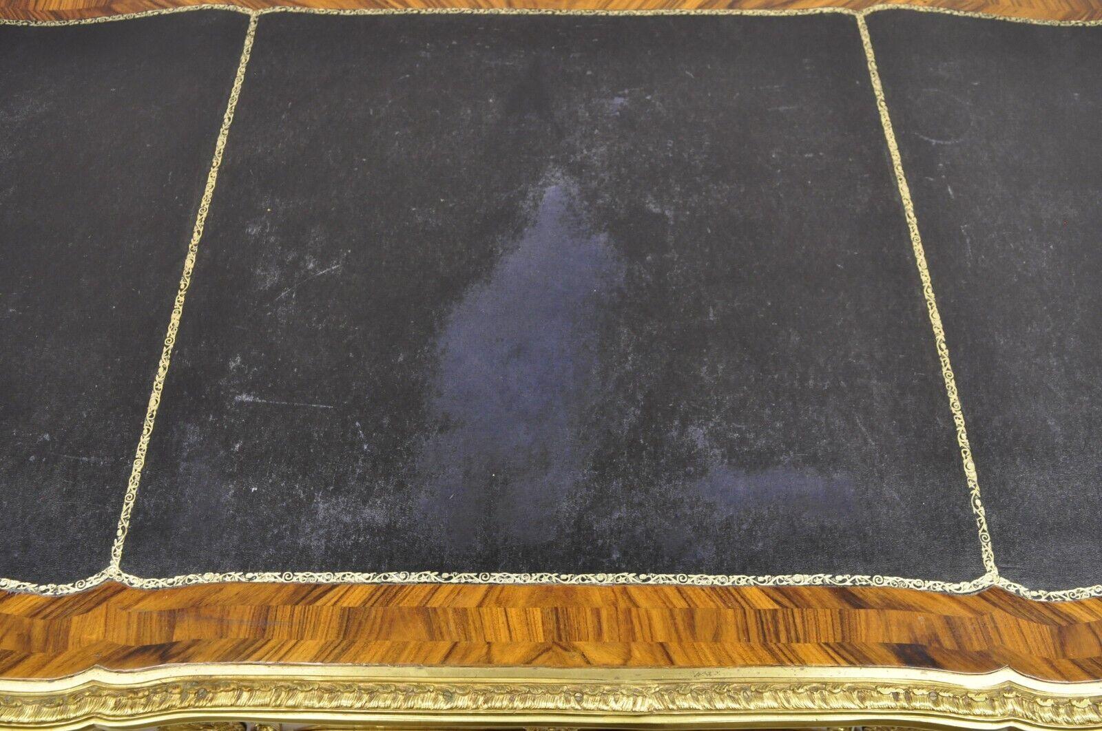 Scrivania francese in stile Luigi XV con piano in pelle figurata in bronzo e ormeggio in vendita 1