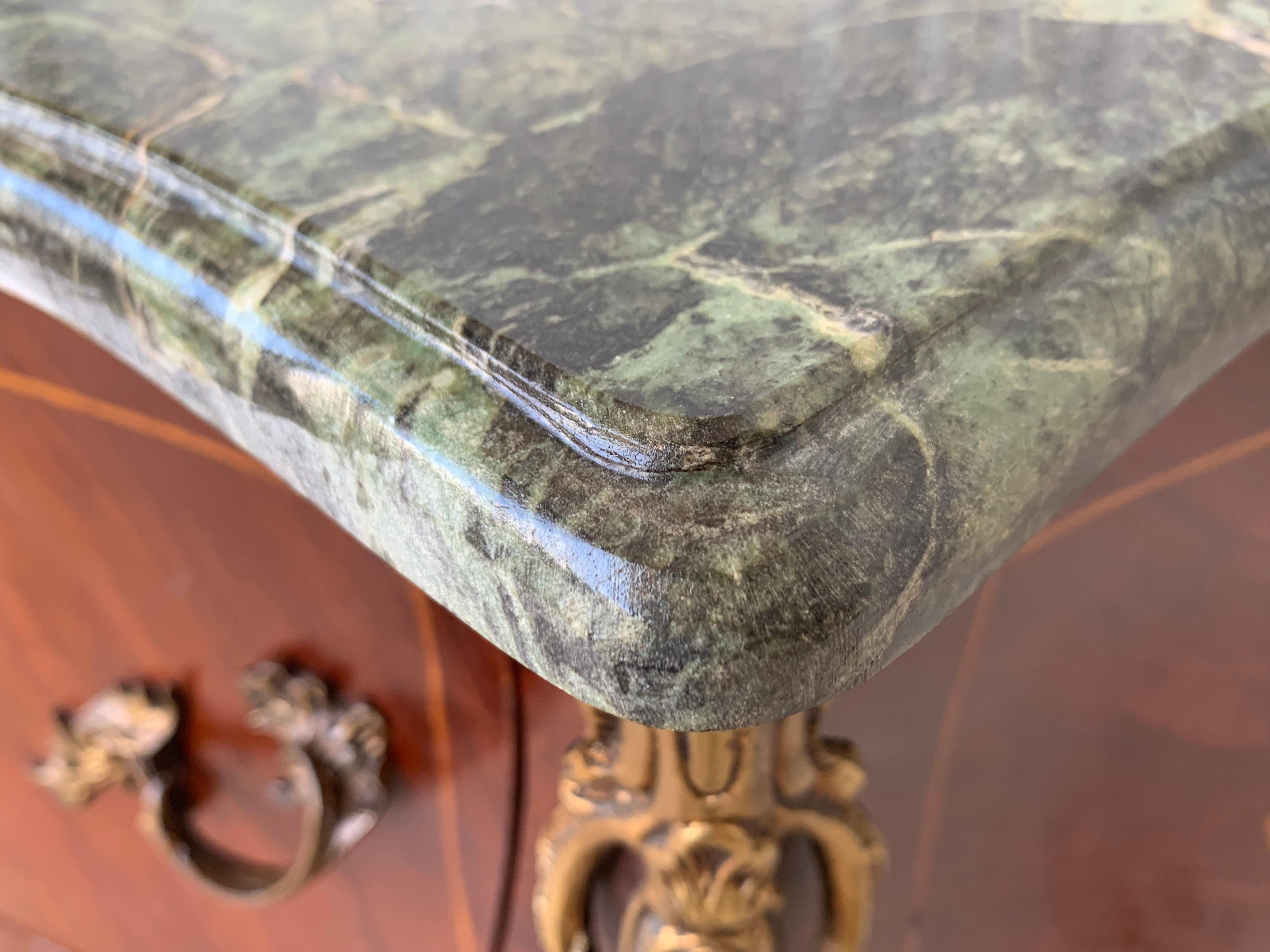 Commodo francese a bombe montate in stile Luigi XV in legno di re e intarsiato con ormolatura in vendita 3