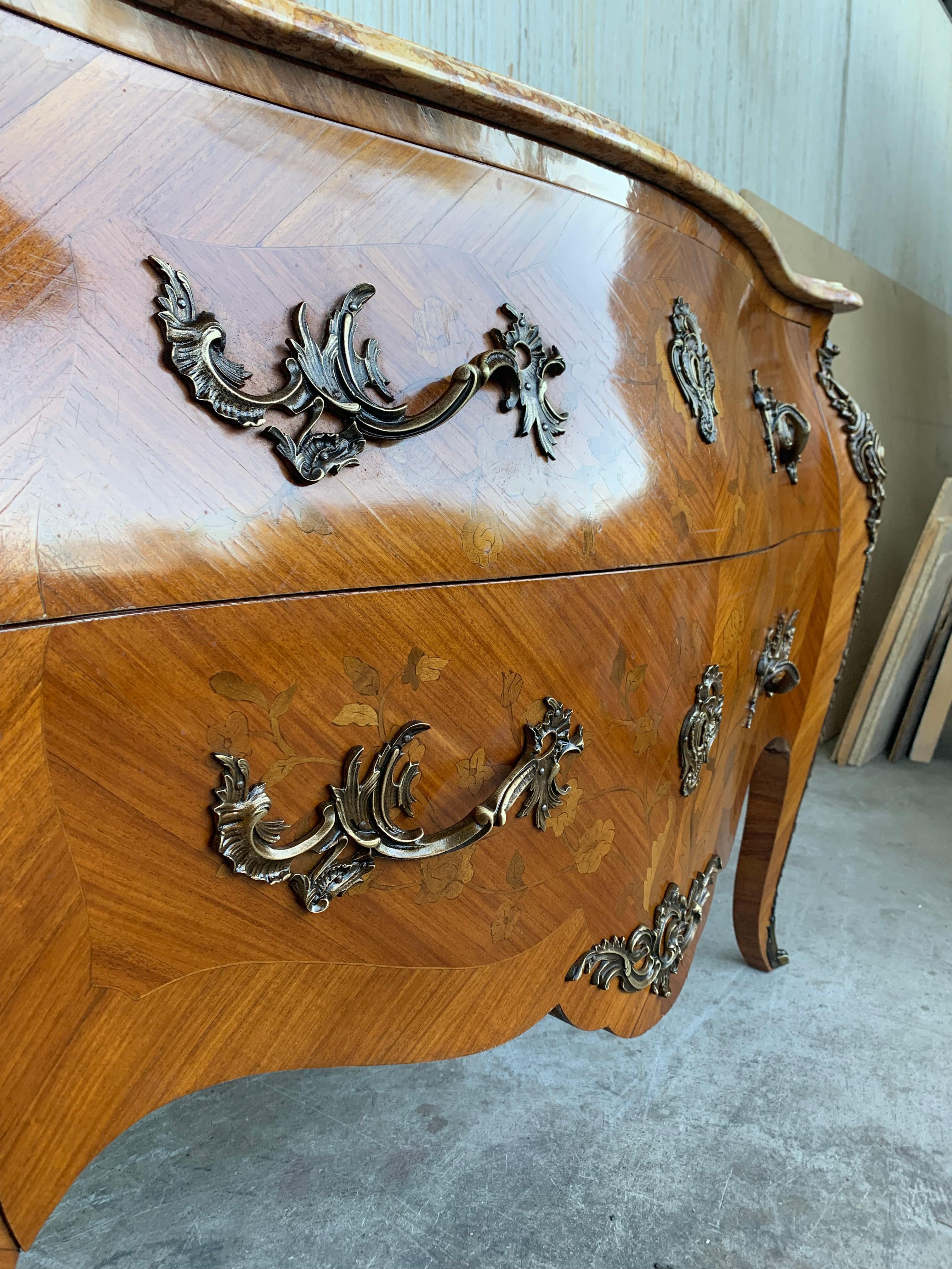 French Louis XV Style Fine Kingwood and Marquetry Ormolu Mounted Bombe Commode For Sale 6
