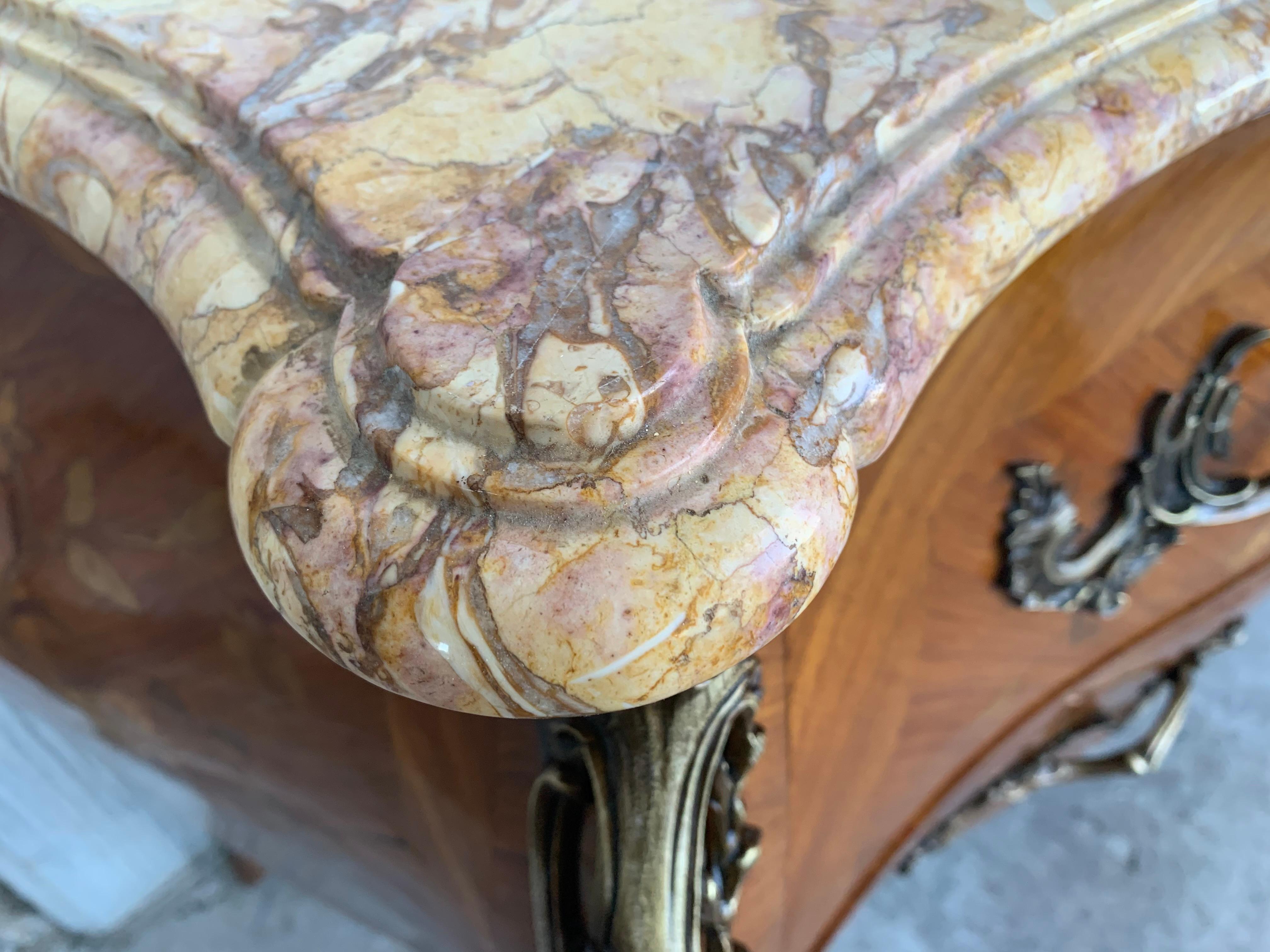 Commode bombée de style Louis XV en bois de violette fin et marqueterie, montée en bronze doré en vente 6