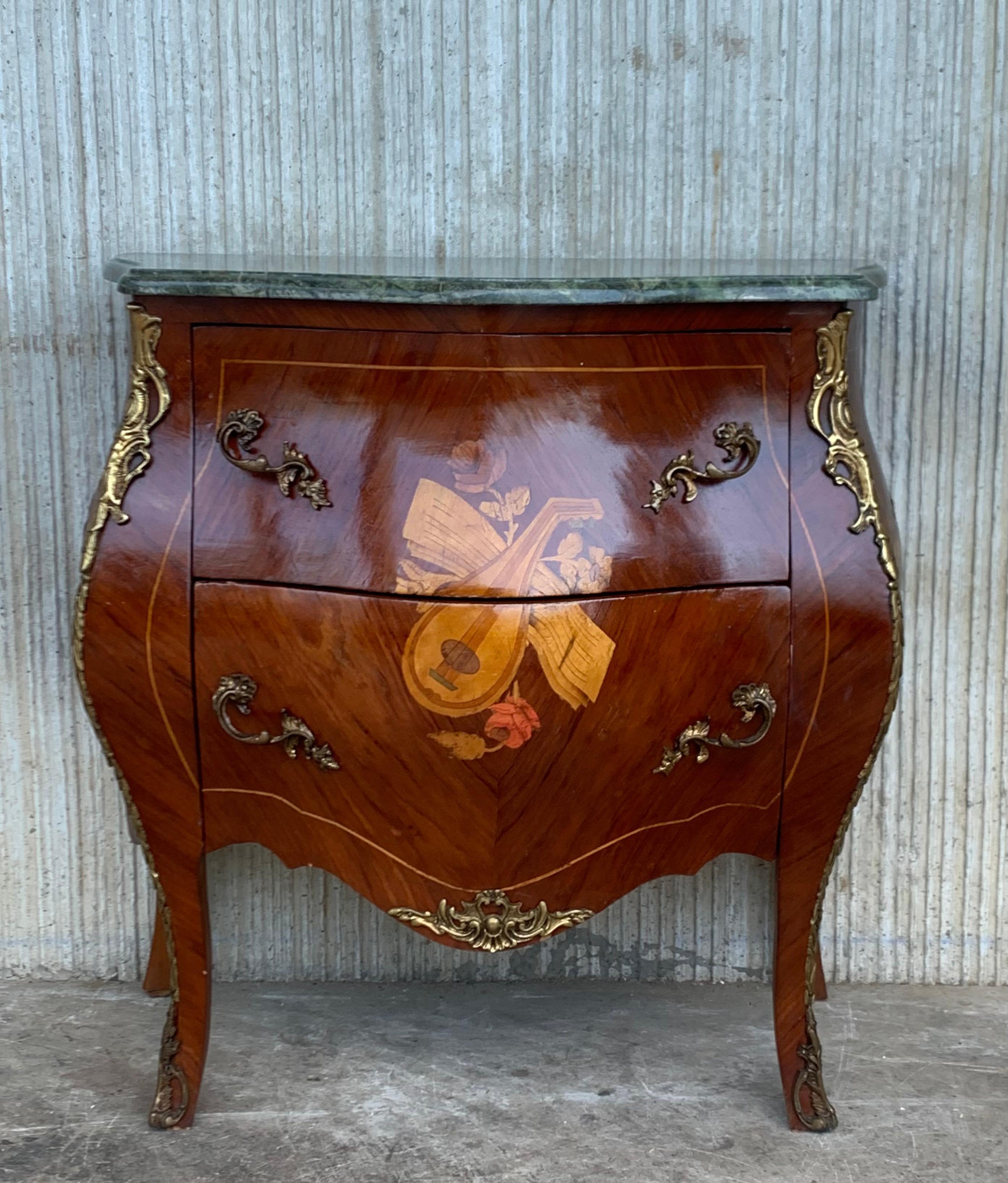 French Louis XV Style Fine Kingwood and Marquetry Ormolu Mounted Bombe Commode In Good Condition For Sale In Miami, FL