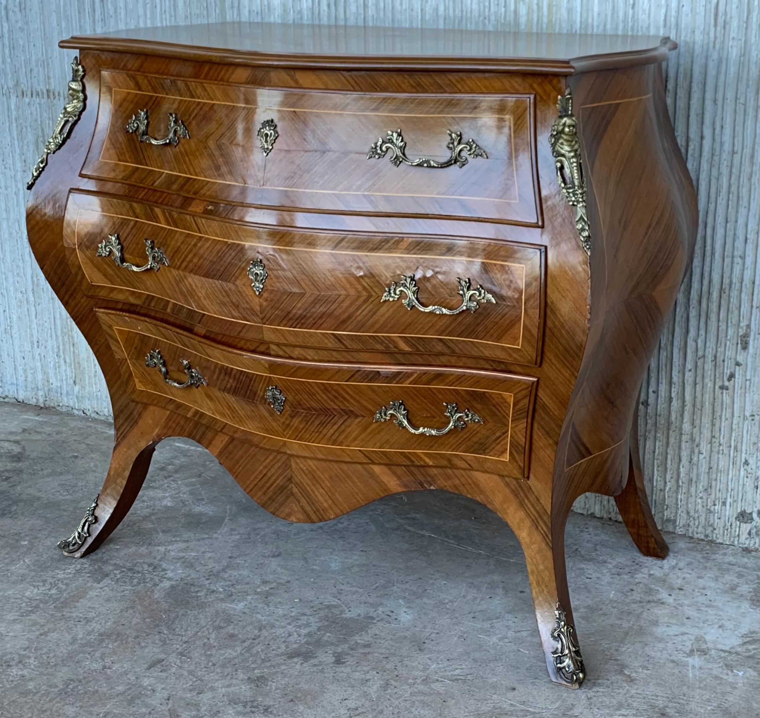 French Louis XV Style Fine Kingwood and Marquetry Ormolu Mounted Bombe Commode In Good Condition For Sale In Miami, FL