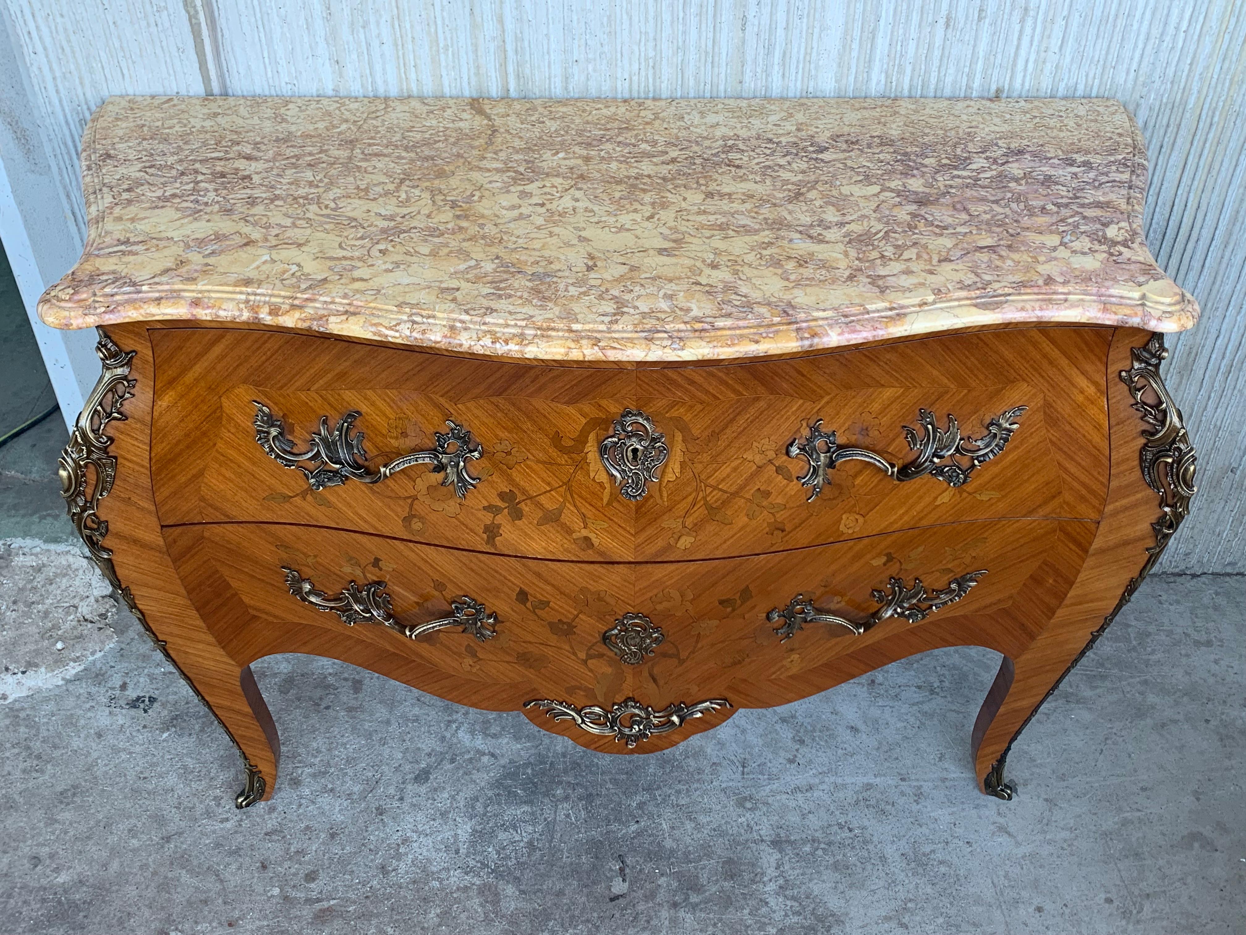 French Louis XV Style Fine Kingwood and Marquetry Ormolu Mounted Bombe Commode For Sale 1