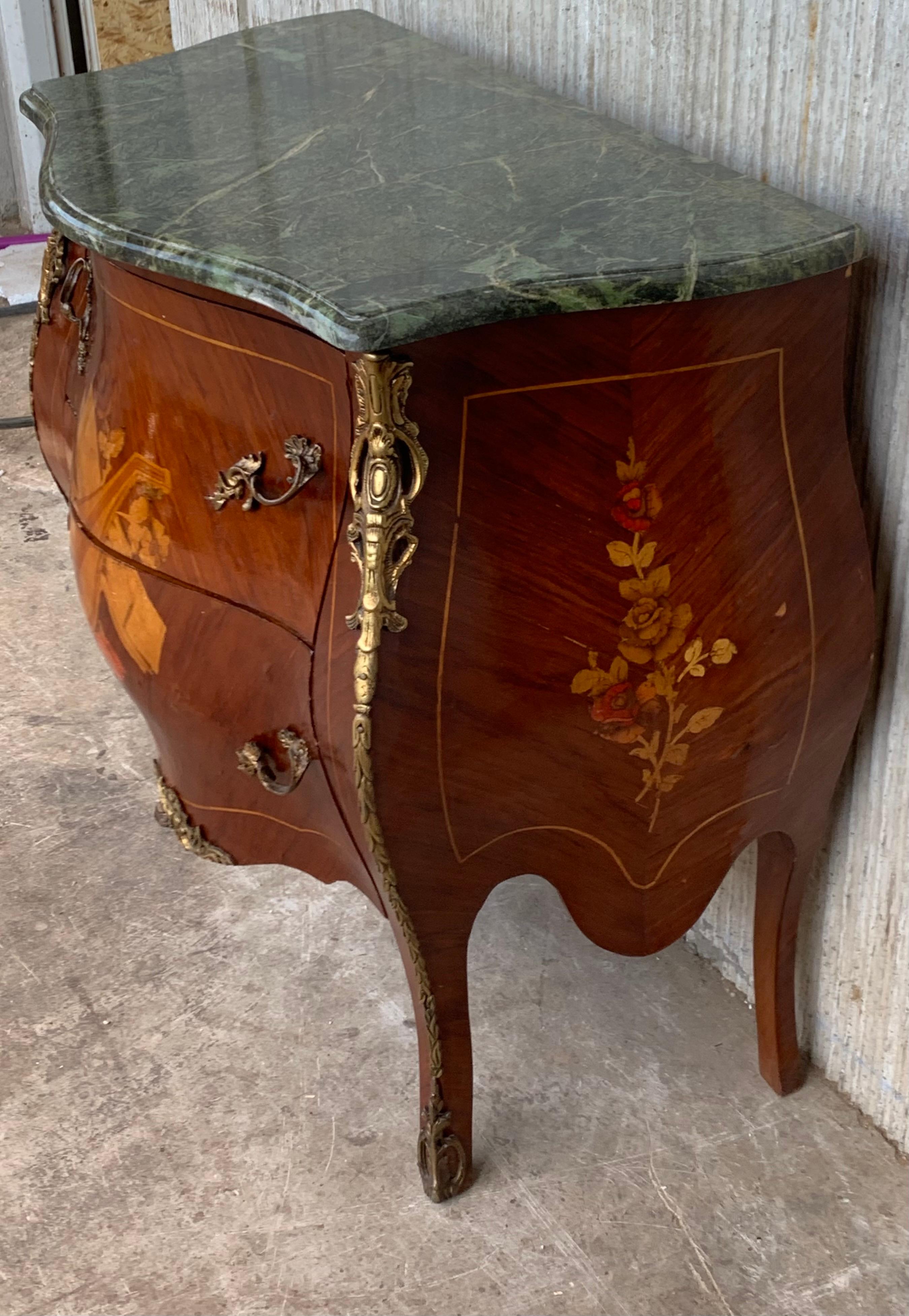 French Louis XV Style Fine Kingwood and Marquetry Ormolu Mounted Bombe Commode For Sale 1